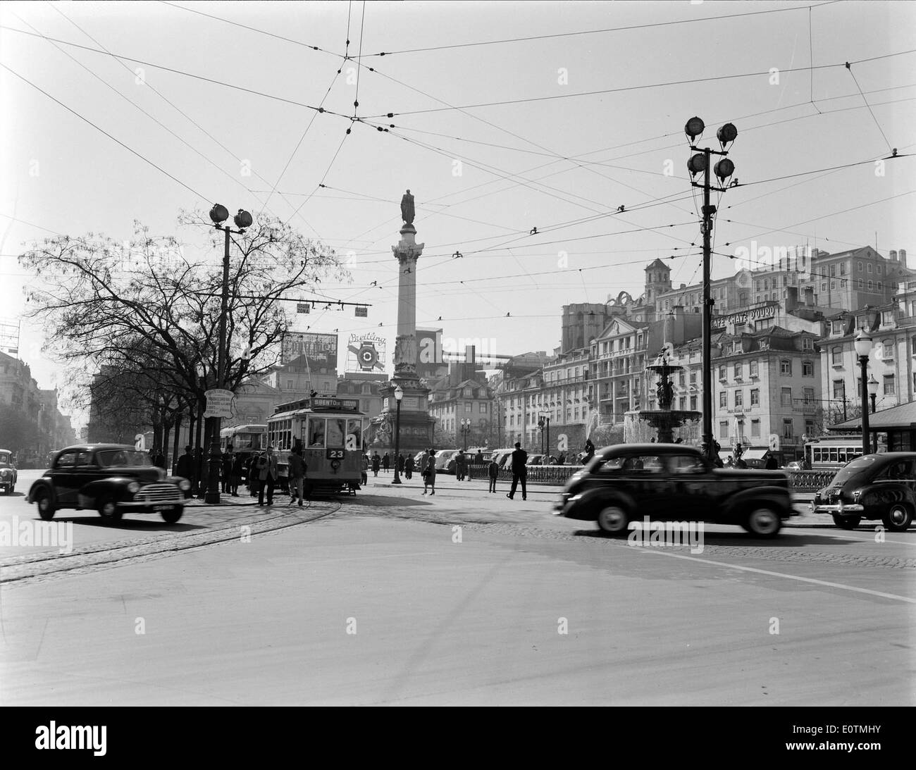 Ein Foto des Rossio-Platzes in Lissabon, Portugal, das die lebhafte Atmosphäre und historische Bedeutung dieses berühmten Ortes von Horácio Novais einfängt. Stockfoto