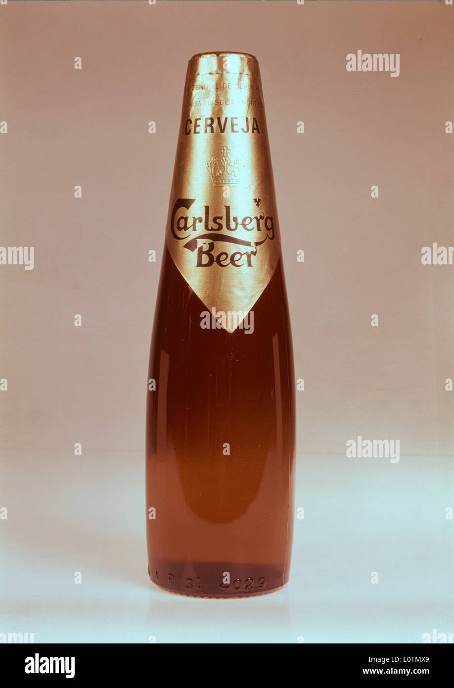 Cerveja Carlsberg in Portugal ist eine ikonische Biermarke, die für ihre Werbekampagnen und ihre Präsenz auf dem lokalen Getränkemarkt bekannt ist. Stockfoto