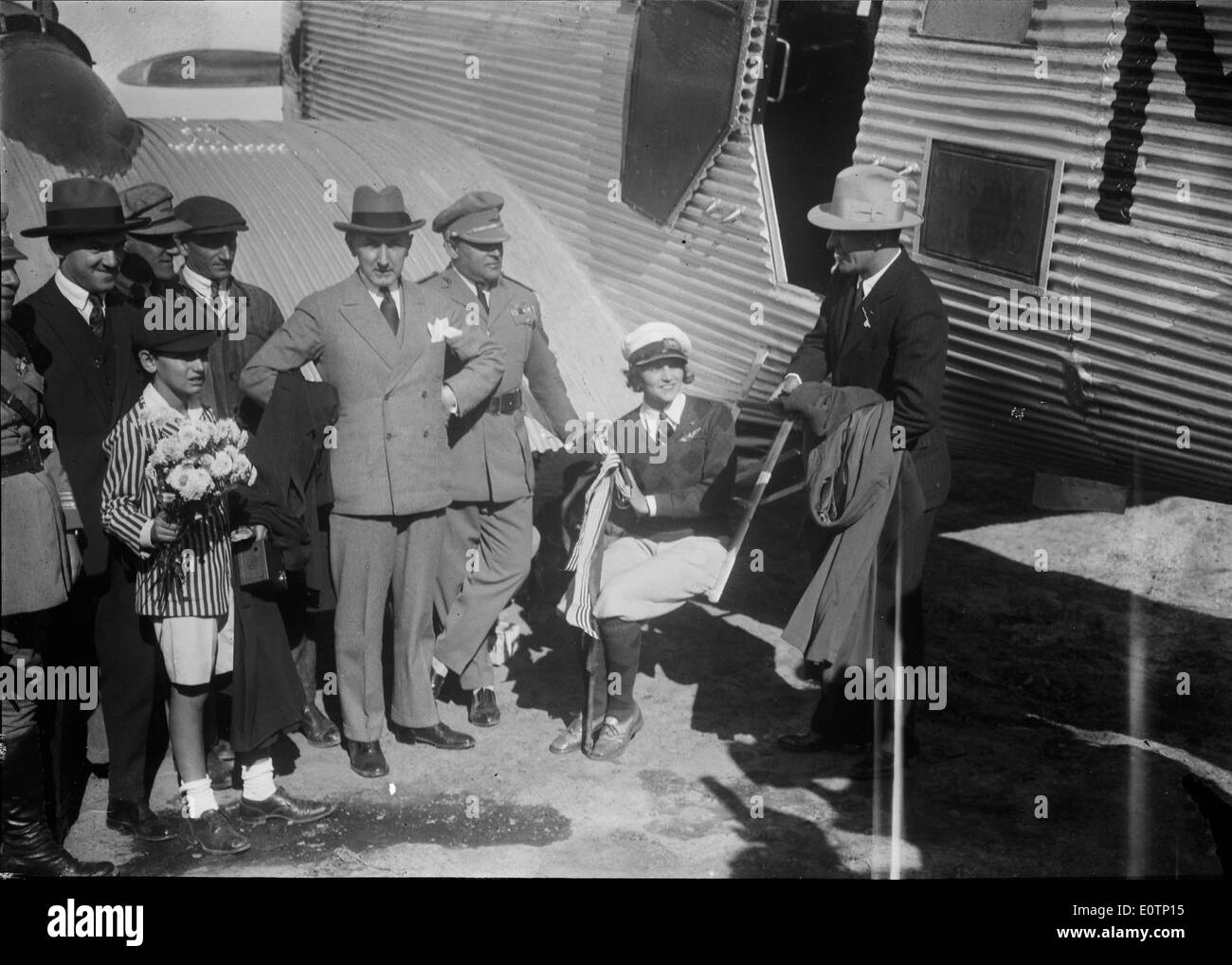 Ruth Elder, fotografiert von Mário Novais im Aeroporto Granja do Marques in Sintra, Lissabon, steht neben einem dreimotorigen Junkers G 24-Flugzeug und hält einen Moment der Luftfahrtgeschichte während ihres Besuchs in Portugal 1927 fest. Stockfoto