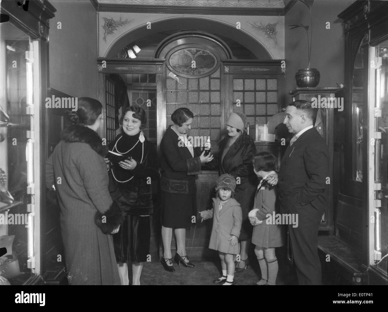 Im Jahr 1928 besuchten Künstlergruppen verschiedene Gewerbebetriebe in Lissabon, um sich von der Architektur und dem Design dieser Unternehmen inspirieren zu lassen. Diese Veranstaltung wurde von Mário Novais aufgenommen und zeigt die künstlerische Verbindung zum Handel. Stockfoto