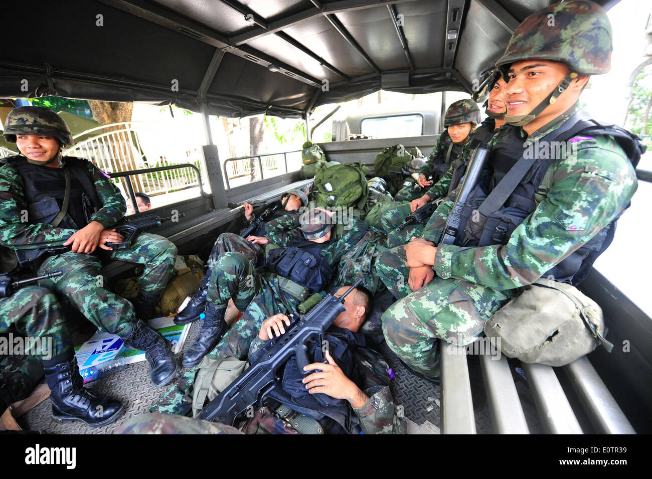 Bangkok, Thailand. 20. Mai 2014. Thailändische Soldaten nehmen Positionen auf einer Straße außerhalb des Zentrums für die Verwaltung von Ruhe und Ordnung in Bangkok, Thailand, 20. Mai 2014. Thailand wurde unter Kriegsrecht am Dienstag angesichts einer sich abzeichnenden Straße Chaos in der thailändischen Hauptstadt erklärt. Bildnachweis: Rachen Sageamsak/Xinhua/Alamy Live-Nachrichten Stockfoto