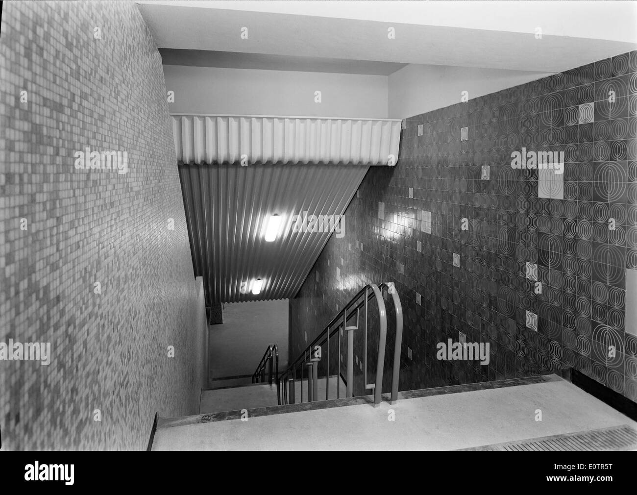 Die Metropolitano de Lisboa ist das U-Bahn-Netz in Lissabon, Portugal, das effiziente öffentliche Verkehrsmittel in der ganzen Stadt bietet. Es ist ein wichtiger Bestandteil der Infrastruktur von Lissabon und bietet sowohl Einheimischen als auch Touristen schnellen und zuverlässigen Service. Stockfoto