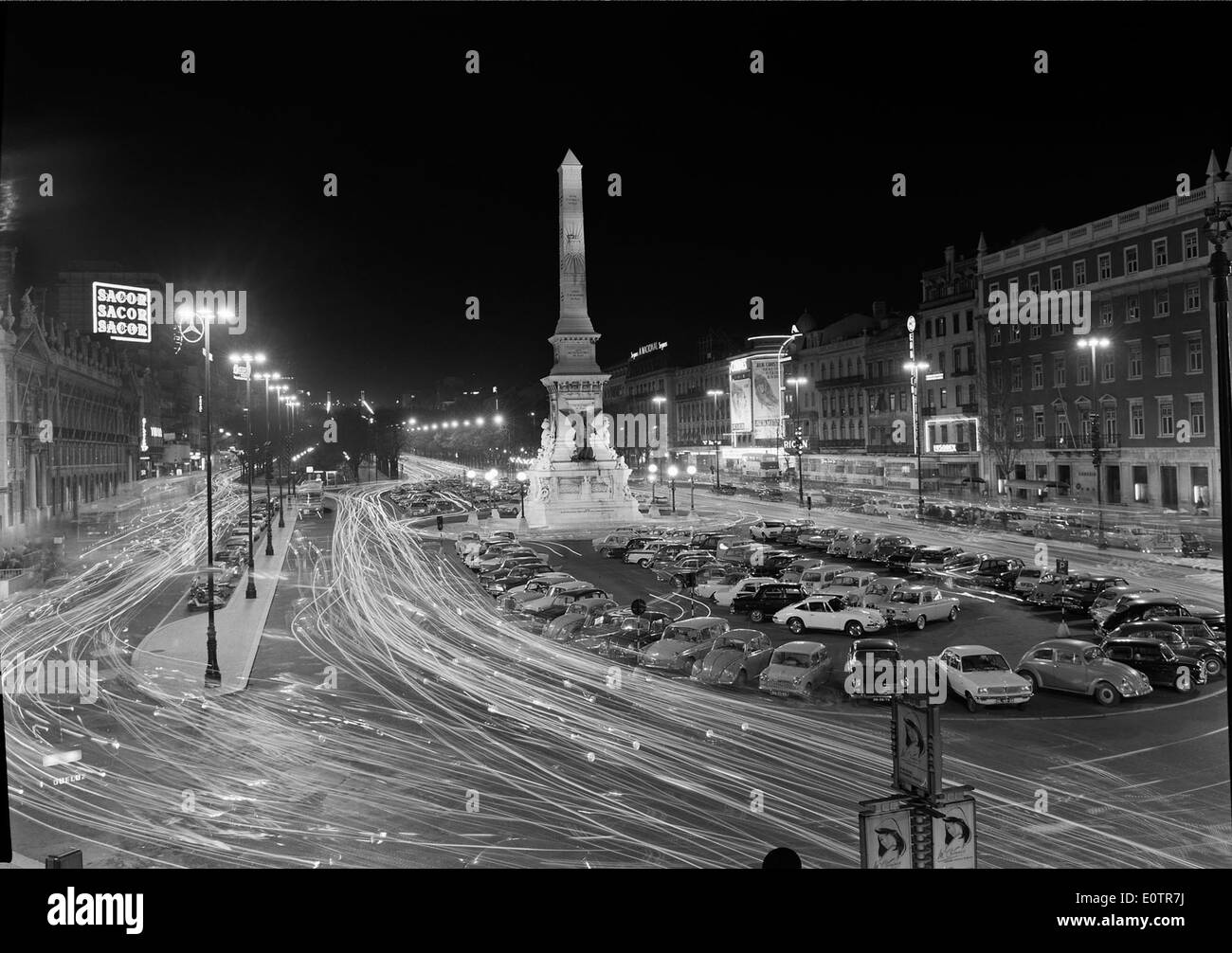 Ein Foto von Prac dos Restauradores in Lissabon, Portugal, das den berühmten Platz, seine historischen Wahrzeichen und die zentrale Lage in der Stadt zeigt. Stockfoto