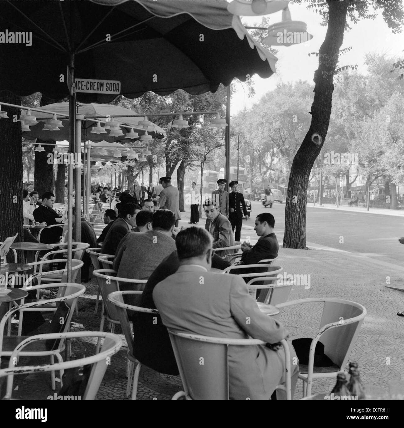 Die Avenida da Liberdade ist eine der berühmtesten und prestigeträchtigsten Straßen Lissabons, bekannt für ihre breiten Straßen, luxuriösen Einkaufsmöglichkeiten und historischen Wahrzeichen. Es ist eine Hauptverkehrsstraße im Stadtzentrum. Stockfoto