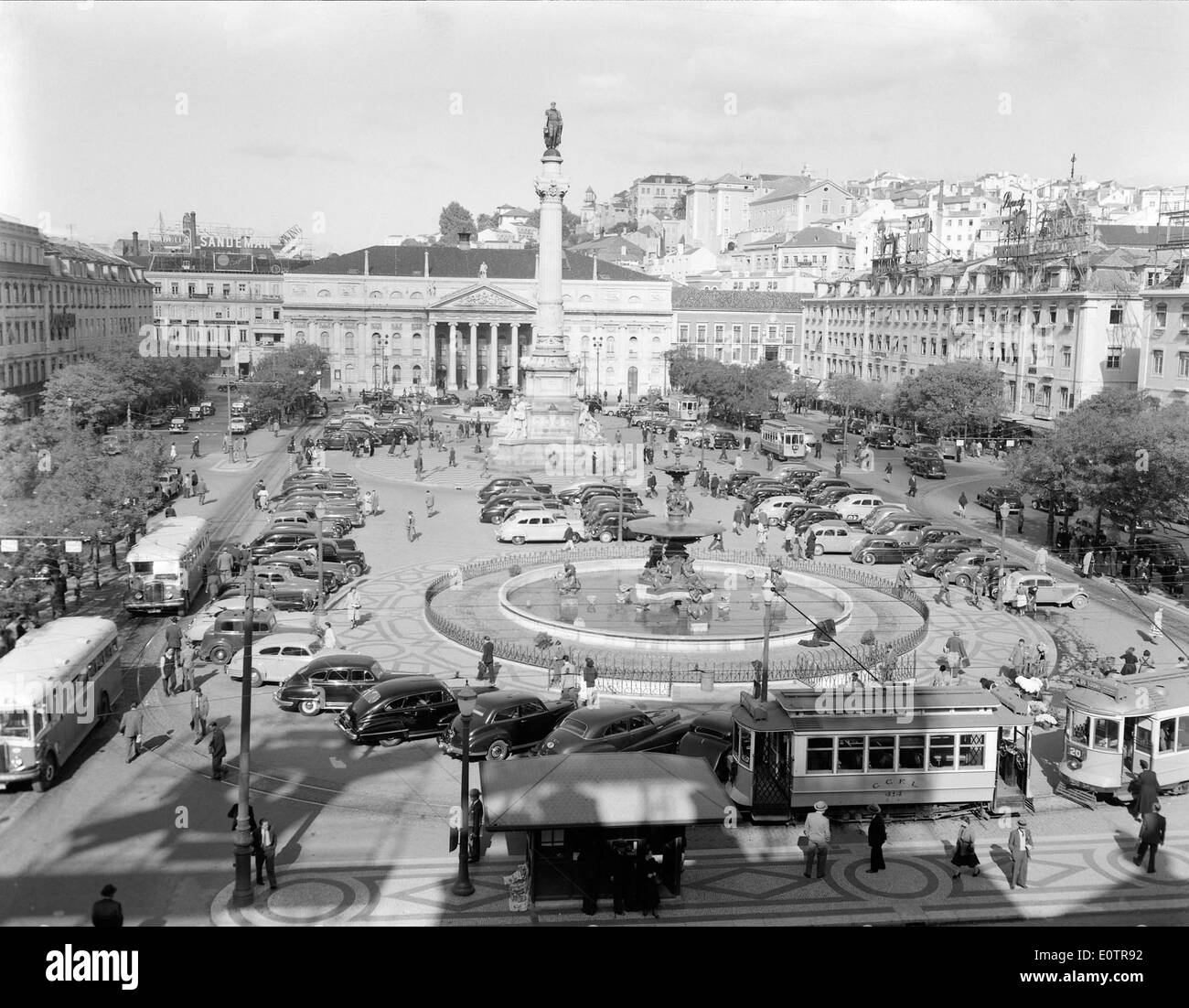 Rossio, ein beliebter Platz in Lissabon, dient als zentraler Ort in der Stadt, bekannt für ihre historische und kulturelle Bedeutung. Es ist nach wie vor ein wichtiges Wahrzeichen im Herzen von Lissabon, umgeben von Geschäften und Cafés. Stockfoto