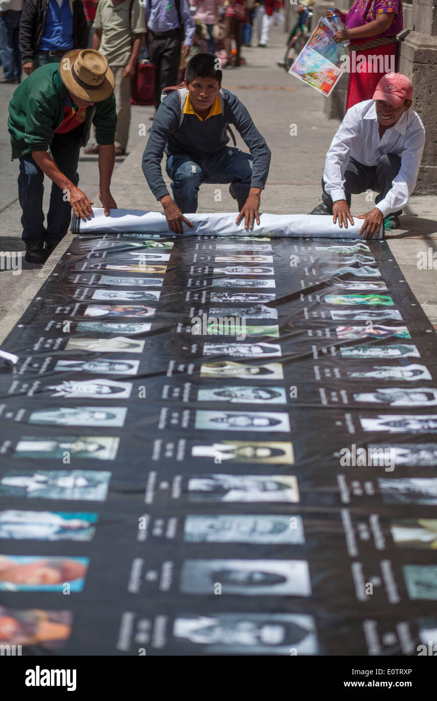 Guatemla-Stadt, Guatemala. 19. Mai 2014. Menschen zeigen eine Banner mit Bildern von den Gesichtern der Menschen, die während der guatemaltekischen internen bewaffneten Conflcit (1960-1996), während einer Protestaktion vor dem Legislative Palast in Guatemala-Stadt, Hauptstadt von Guatemala, am 19. Mai 2014 fehlt ging. Bildnachweis: Luis Echeverria/Xinhua/Alamy Live-Nachrichten Stockfoto