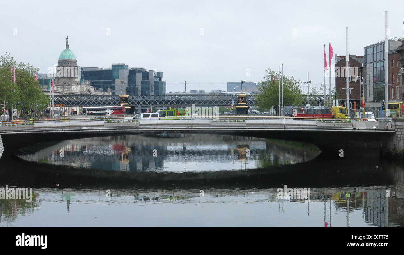 Bild aufgenommen beim Bau der Rosie Hackett Brücke über den Fluss Liffey im Zentrum von Dublin Stockfoto