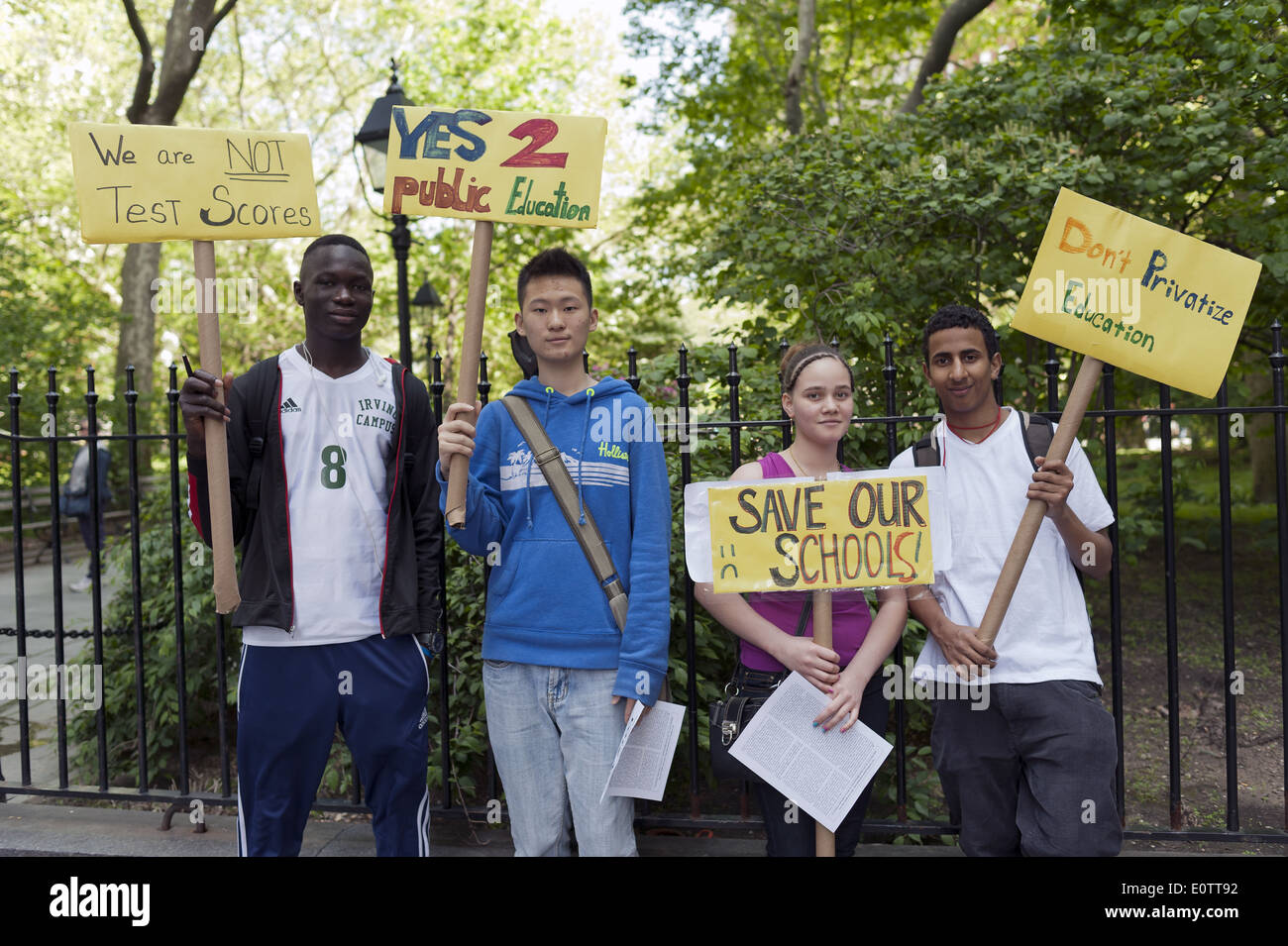 NYC High-School-Studenten demonstrieren gegen Charter Schools am City Hall Park in Manhattan am 17. Mai 2014. Stockfoto