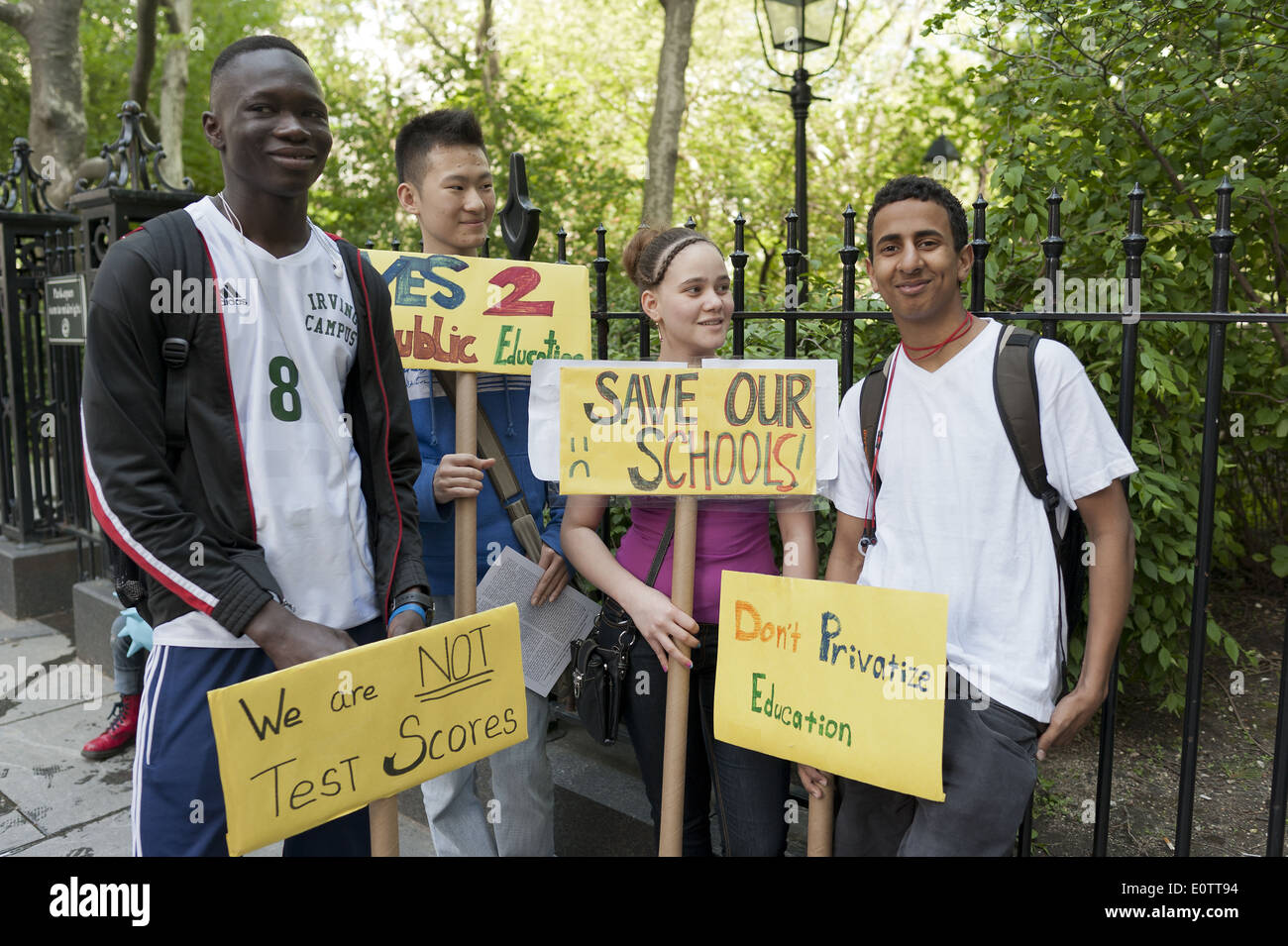 NYC High-School-Studenten demonstrieren gegen Charter Schools am City Hall Park in Manhattan am 17. Mai 2014. Stockfoto