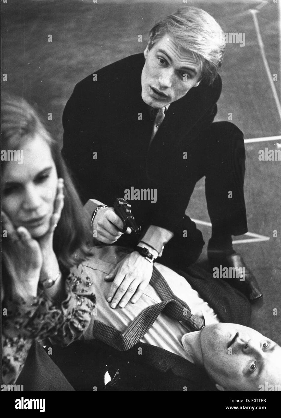 Schauspieler Adam Faith mit einer Pistole in einer Filmszene Stockfoto