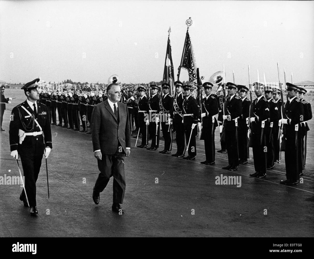 Präsident Georges Pompidou inspiziert die Truppen Stockfoto