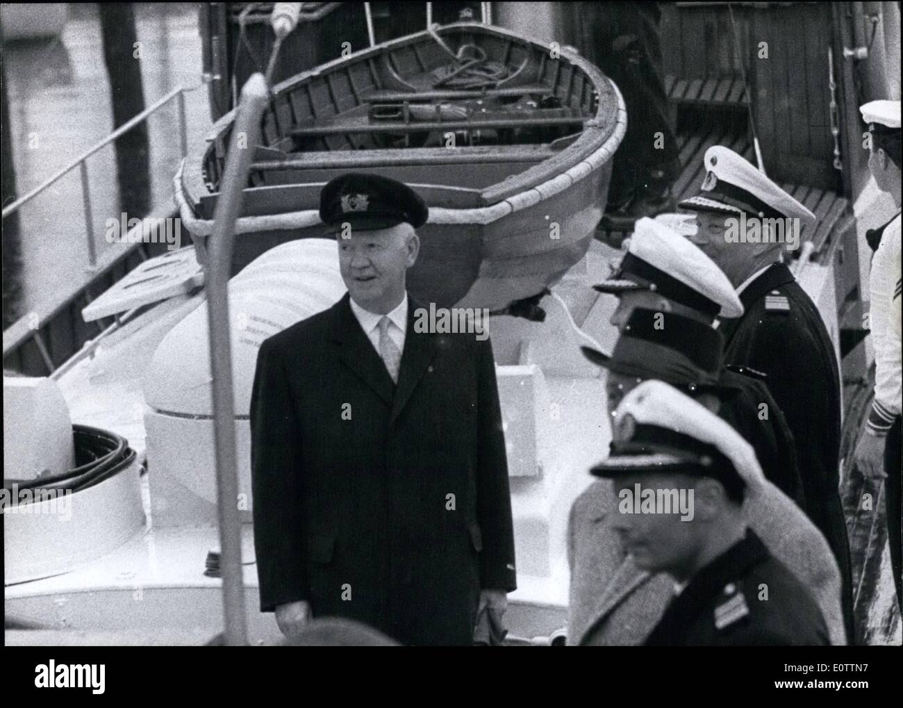 Sept. 09, 1960 - Lübke erster Besuch bei der Marine. Dr. Heinrich Lübke auf 18.09.60 besucht zum ersten Mal offiziell bei Bundespräsident der Marine-Schule in Flensburg. Ihn begleitete, wurden Minister der Verteidigung Strauss, Ministerpräsident von Schleswig-Holstein, Kai-Uwe Von Hassel, General Heusinger und Vizeadmiral Ruge. Gastgeber und Kommandeur der Marine Schule, Kapitän Erdmann begleitet der Präsident beim gehen auf die Schule Boot F14 (unser Bild) auf den Zerstörer Z1, mit denen er fort, Kiel fuhr. Keystone Bild, 19.09.60. Stockfoto