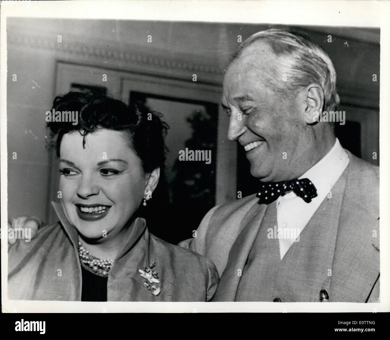 Sept 09 1960 Alte Freunde Treffen Sich In Paris Judy Garland Und Maurice Chevalier Beliebte Stars Judy Garland Und Maurice Chevalier Stockfotografie Alamy