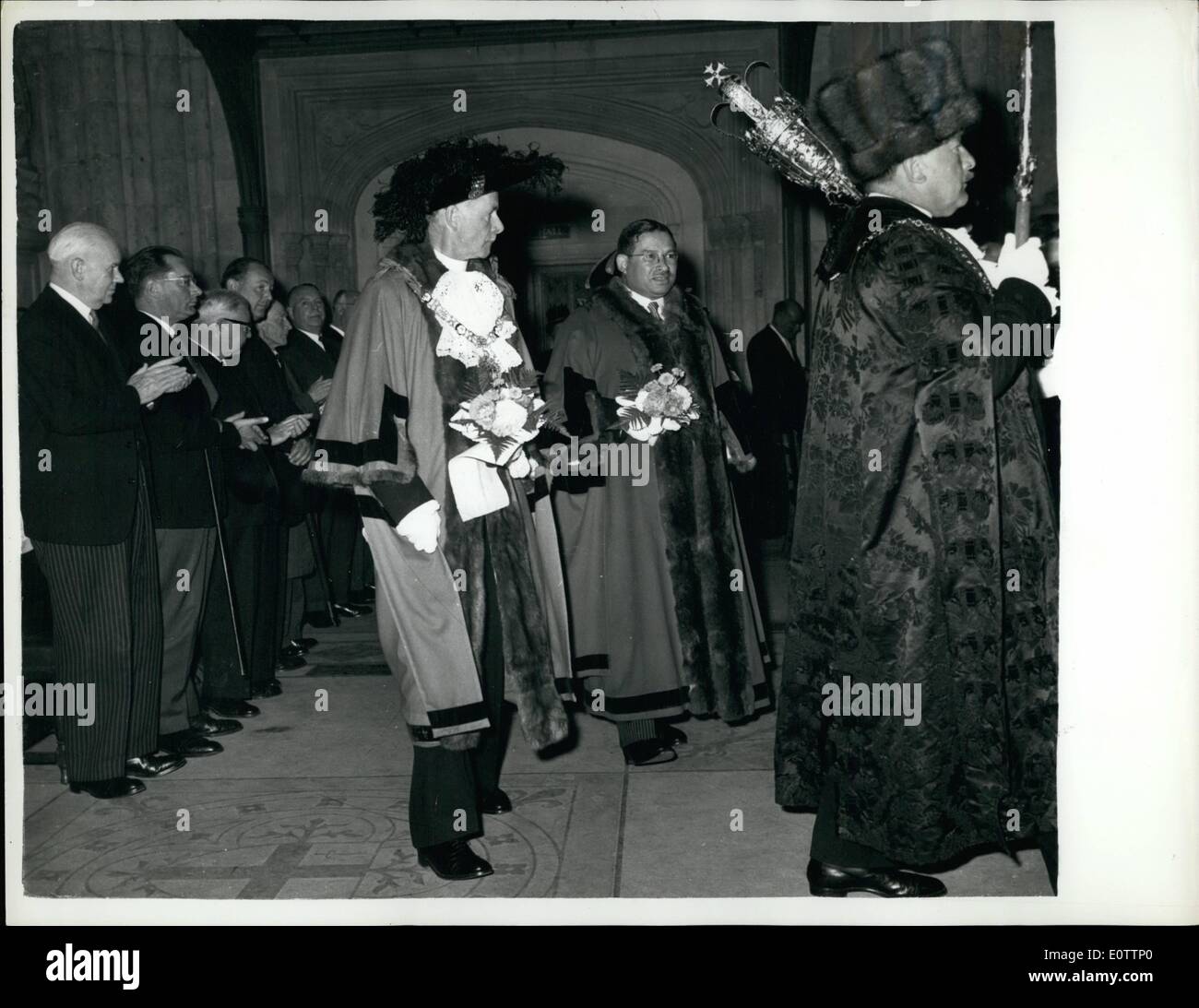 Sept. 09, 1960 - Wahl des neuen Oberbürgermeisters: der neue Lord Mayor of London Sir Bernard Walley Cohen (Holding Blumenstrauß, rechts) 46 Jahre alte Landwirt und Firma Direktor Spaziergänge in einer Prozession mit der scheidenden Oberbürgermeister (Sir Edmund Stockdale) (Blumenstrauß, links halten) während der Wahl-Zeremonie in der Londoner Guildhall, tragen die traditionellen Blumenstrauß ist ein Brauch aus dem 17.. Jahrhundert seit wann nach der Pest von London ins 1665, sie trugen zu diesem und ähnlichen Anlässen. Stockfoto