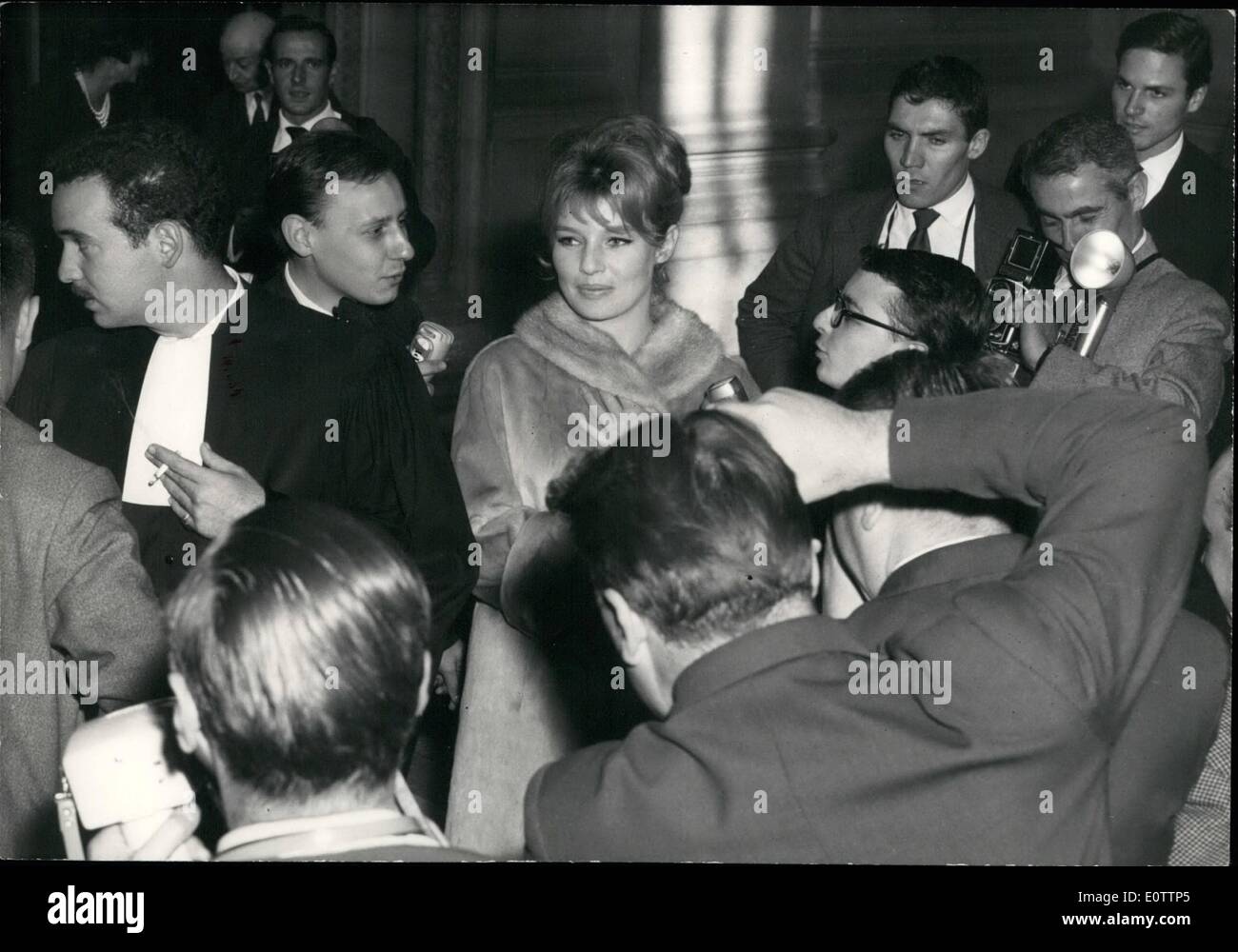 Sept. 09, 1960 - Kino paar Scheidung: Schauspielerin Annette Stroyberg und  ihr Mann Roger Vadin, der berühmte Filmregisseur scheiden. Das Foto zeigt  Annette angegriffen von Fotografen auf das Scheidungsgericht heute  Nachmittag Stockfotografie - Alamy