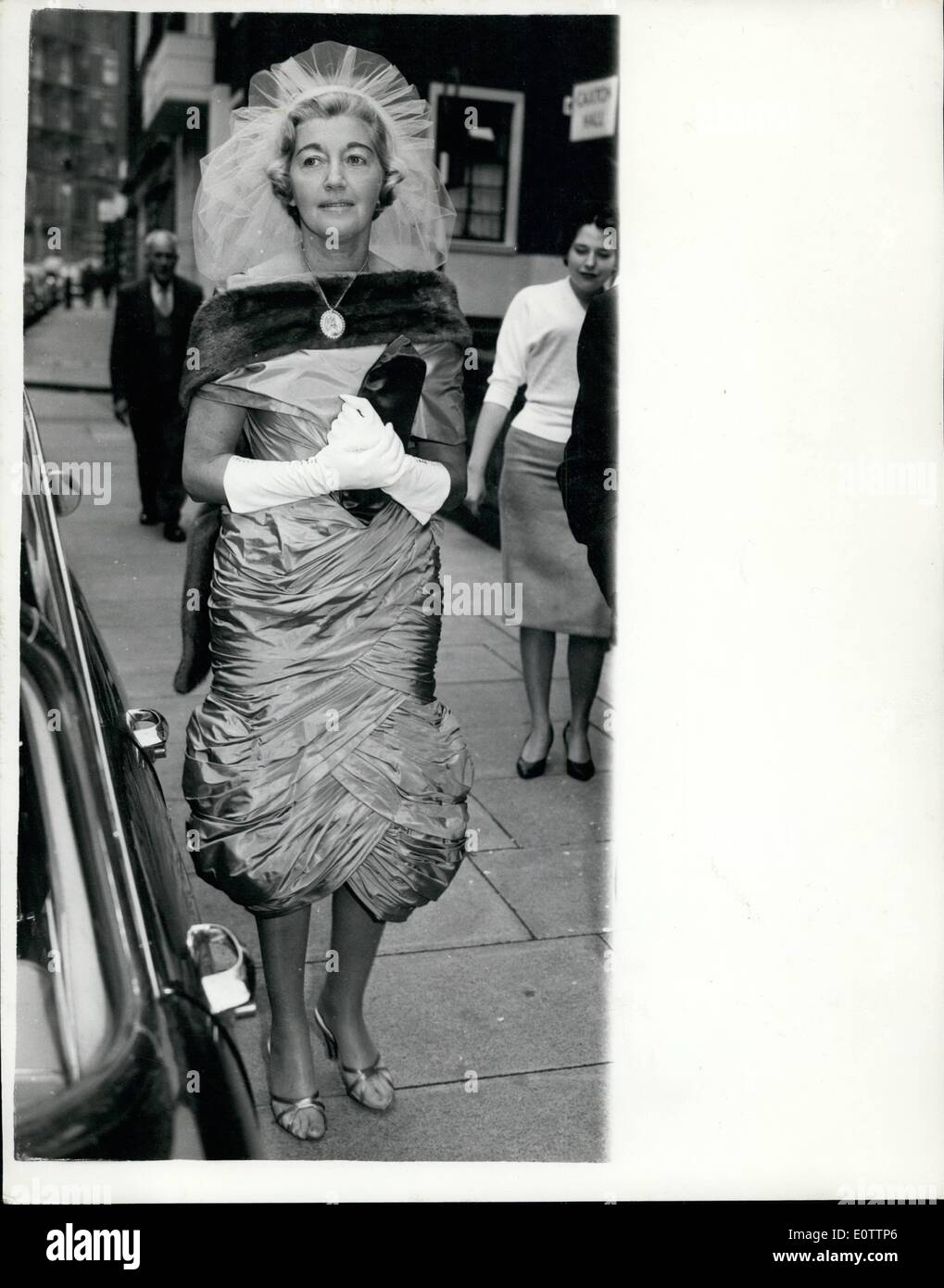 Mi Sep 09, 1960 - Sohn von Frau Michael Wilding.: die Hochzeit fand heute Nachmittag bei Caxton Hall von Michael Simon-27 jährige Sohn Michael Wilding - 23 jährige Miss June Weeste, West End Friseur war - wo sie das Haar von Prinzessin Margaret und der Herzogin von Kent angezogen hat. Michael Simon erste Ehe mit Joanne Harrington - wurde aufgelöst. Foto zeigt Frau Michael Wilding eine smart Outfit - trägt, wenn sie die Hochzeit ihres Sohnes heute Nachmittag besucht. Stockfoto