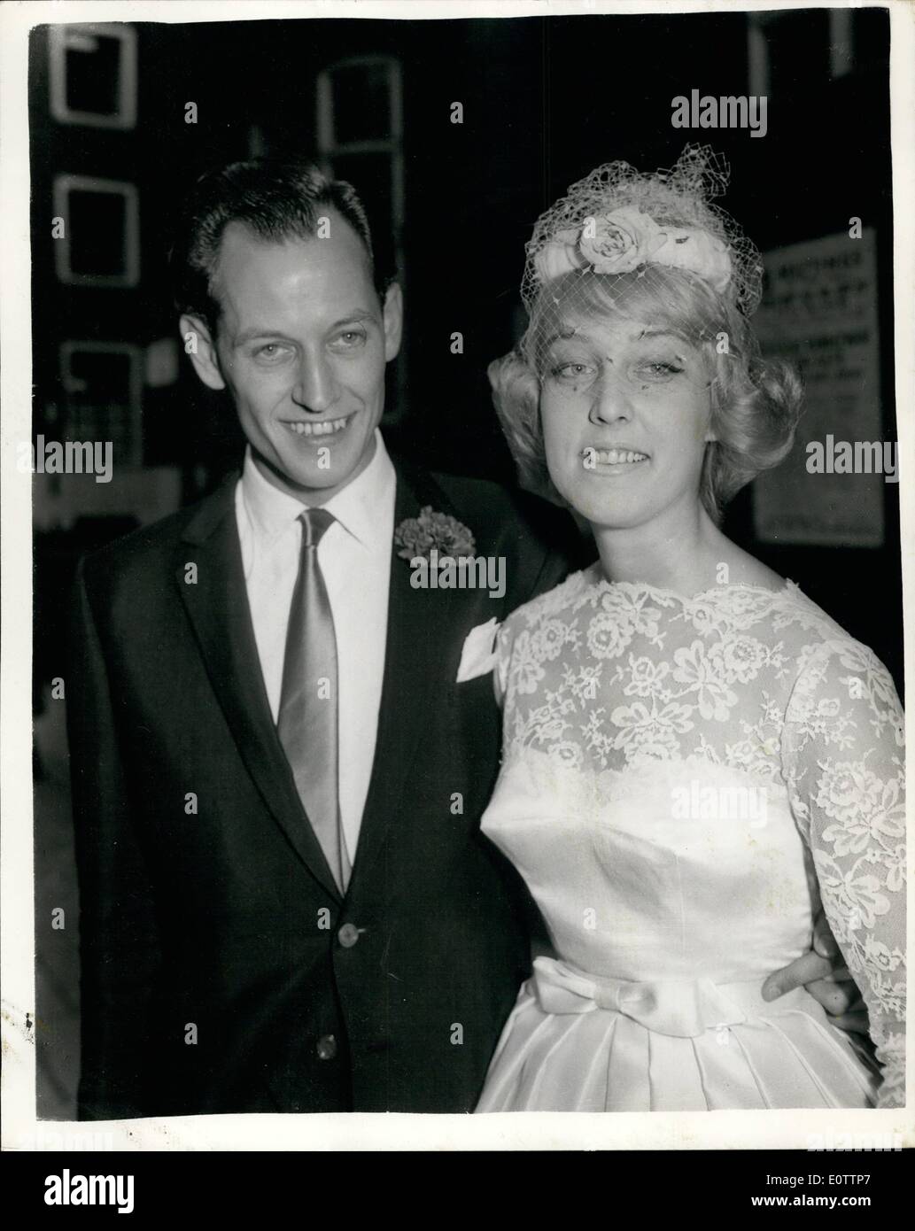 Mi Sep 09, 1960 - Sohn von Frau Michael Wilding.: die Hochzeit fand heute Nachmittag bei Caxton Hall von Michael Simon-27 jährige Sohn Michael Wilding - 23 jährige Miss June Weeste, West End Friseur war - wo sie das Haar von Prinzessin Margaret und der Herzogin von Kent angezogen hat. Michael Simon erste Ehe mit Joanne Harrington - wurde aufgelöst. Foto zeigt die Braut und der Bräutigam nach der Hochzeit heute Nachmittag. Stockfoto