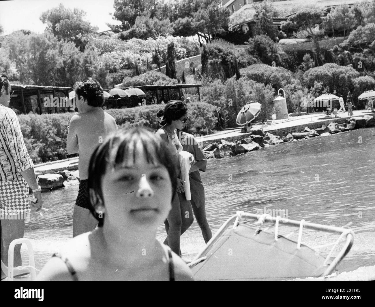 Kleine Mädchen Badeanzug Am Strand Schwarzweiß Stockfotos Und Bilder Alamy 0888