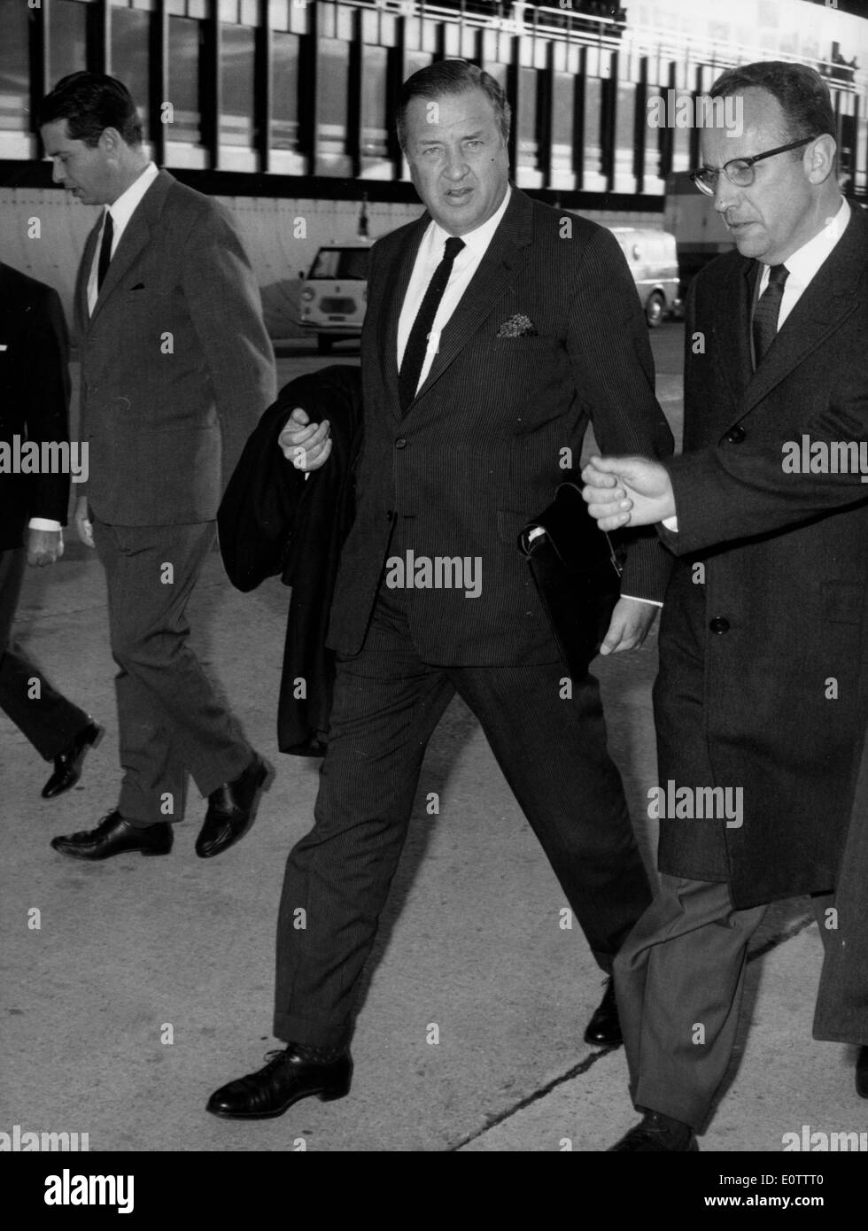 CEO Henry Ford II mit einem Kollegen auf der Straße zu Fuß Stockfoto