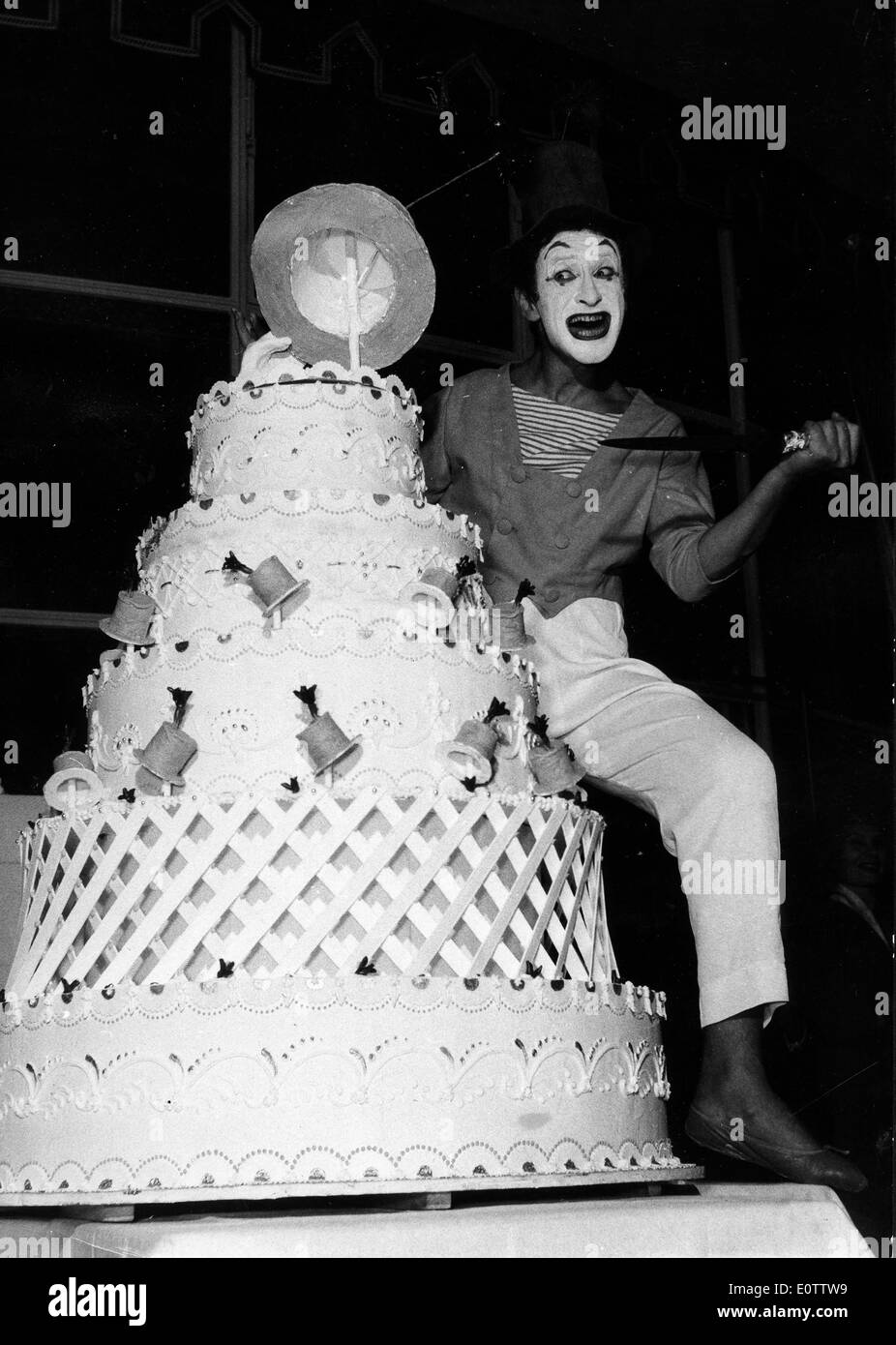 Französische Pantomime Marcel Marceau einen Kuchen schneiden Stockfoto