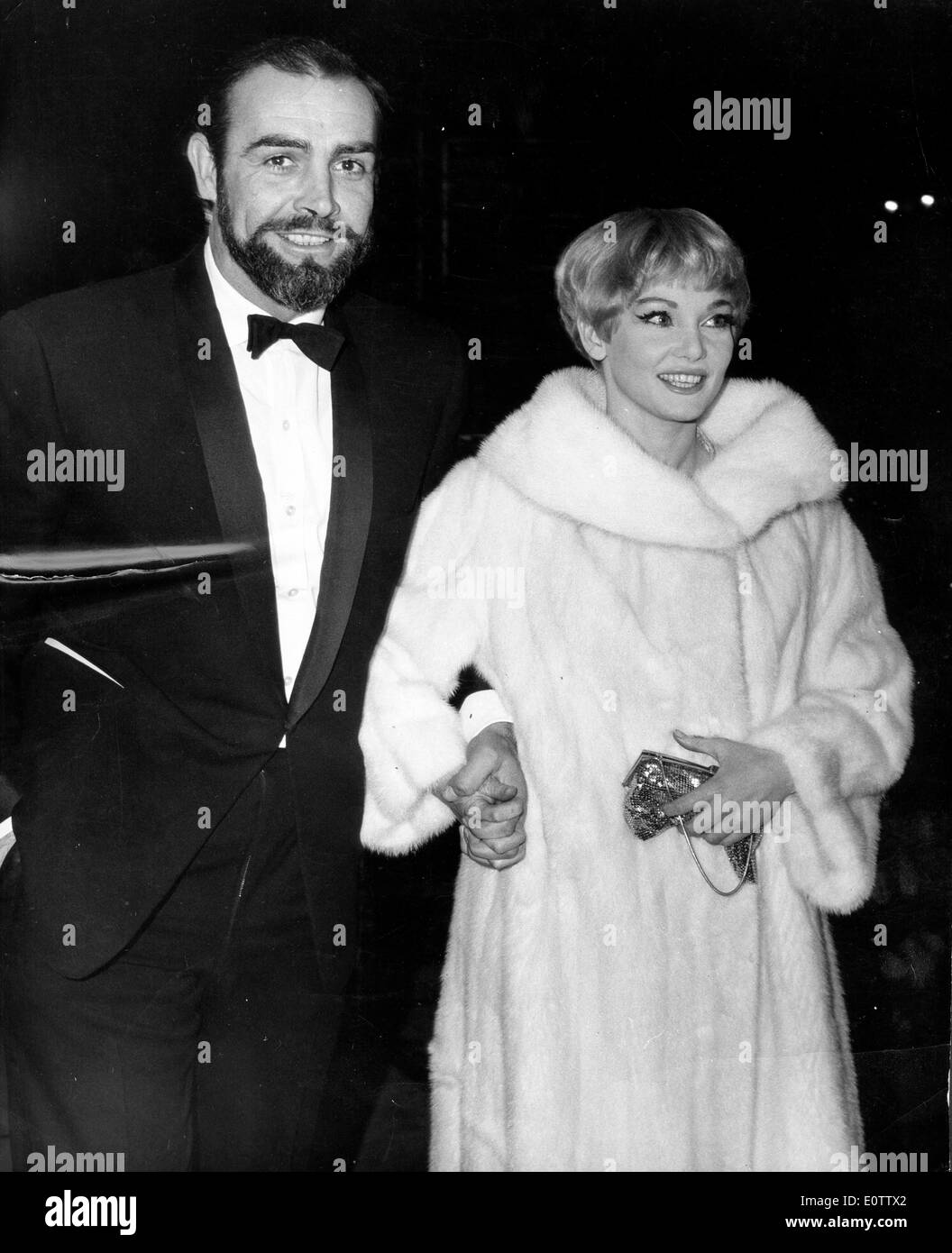Schauspieler Sean Connery geht mit Frau Diane Cilento Stockfoto