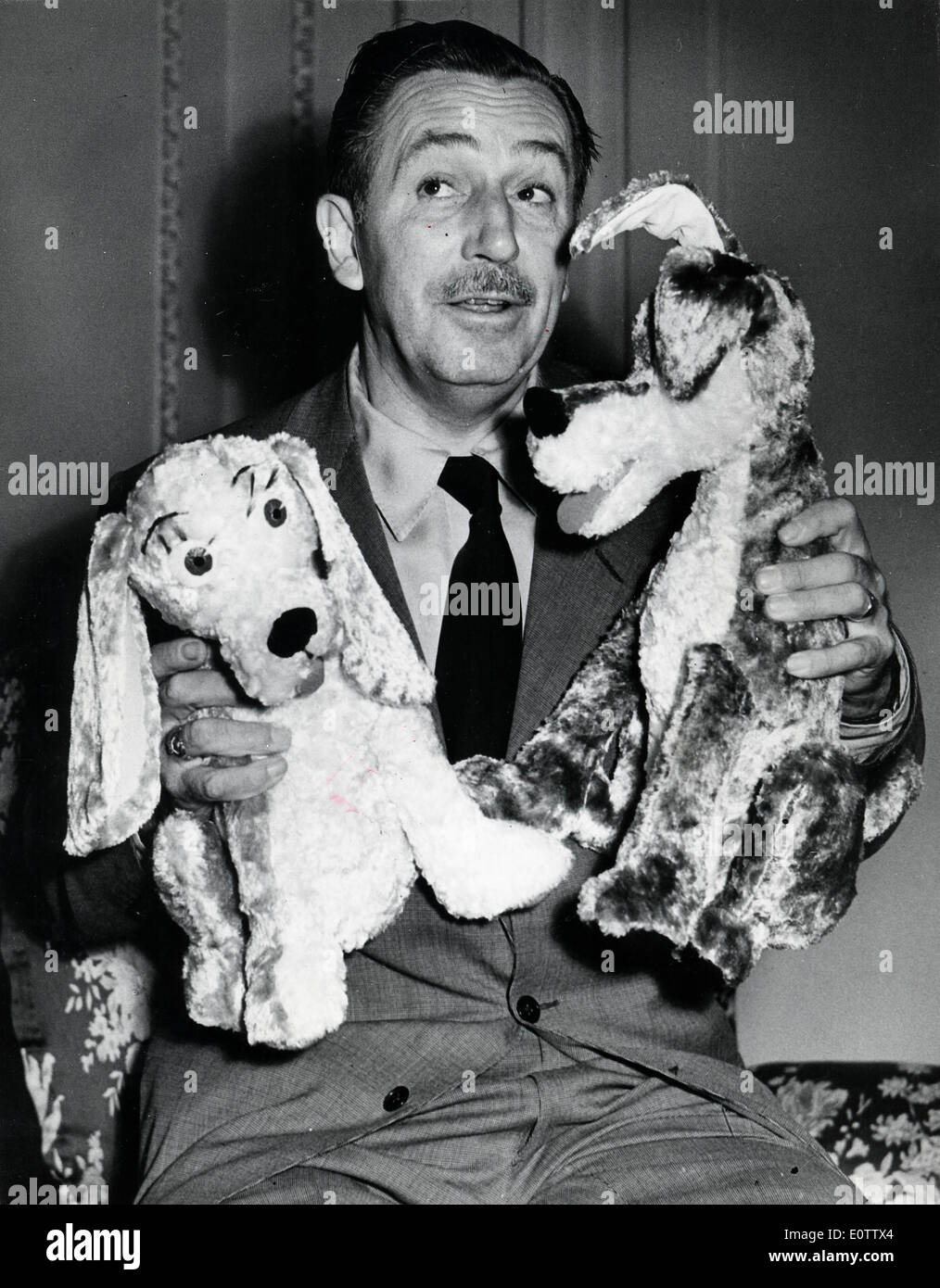 Walt Disney mit ausgestopften Tieren spielen Stockfoto