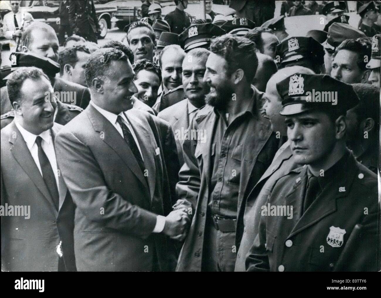 09. September 1960 - Nasser besucht Castro: Der Präsident der Vereinigten Arabischen Republik, Gamal Abdel Nasser, der zur Zeit wegen seiner Teilnahme an der Generalversammlung der Vereinten Nationen in New York ist, besuchte den kubanischen Premierminister Fidel Castro in seinem Hotel im New Yorker Ethniebezirk Harlem. Foto zeigt Nasser (links) wird von Castro vor dessen Hotel in New York begrüßt. Stockfoto