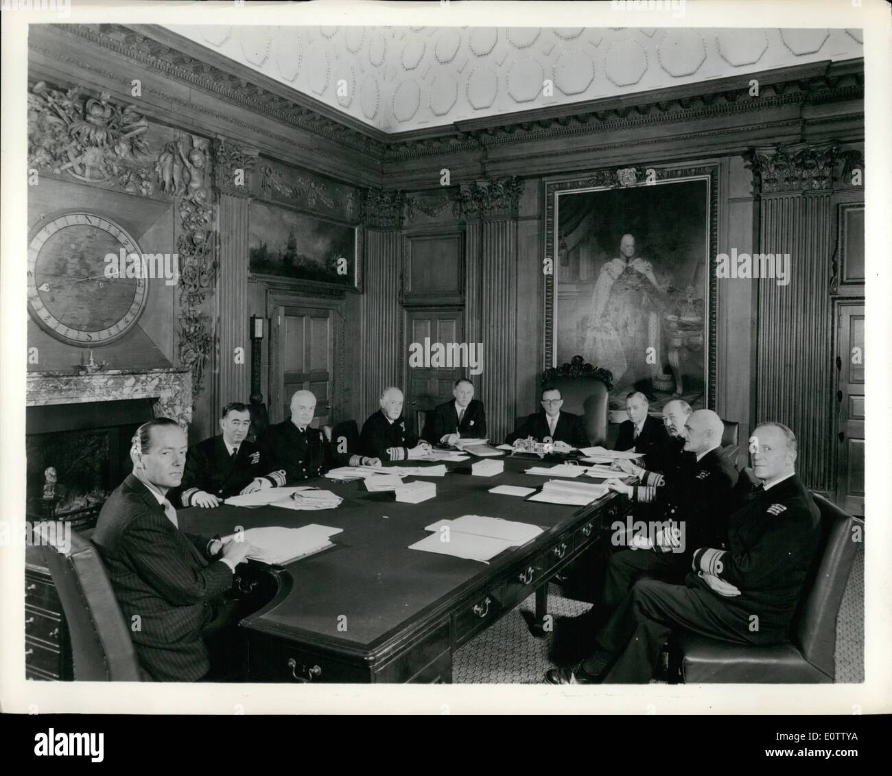 Sept. 09, 1960 - unveränderliches Symbol der Admiralität: Ein Treffen der Marine- und zivilen Leiter der britischen Royal Navy, die Kommissare der Lords der Admiralität in Eiche-Bleistift Board Room, die Admiralität, Whitehall, London. Beschrieben von einem Historiker als die '' Mittel- und unveränderliches Symbol od Admiralität '' der Board Room wurde Szene des historischen Marine Entscheidungen von weltweiter Bedeutung, da das erste Treffen in es 1975 stattfand. die Birne Holzschnitzerei über dem Kamin (links), wahrscheinlich im Jahr 1969 von Grinling Gibbson oder seiner Schule gemacht wurde aus dem ehemaligen bewundernswert übertragen. Stockfoto