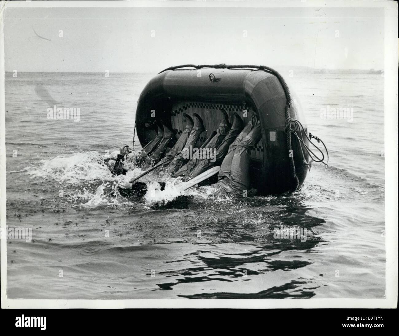 Sept. 09, 1960 - Training Frog-Men für die dänische Marine: Ein spezielles Team von Frog-Men ist jetzt in der Ausbildung für die dänische Marine - auf einem einsamen Ufer, irgendwo in Dänemark. Sie sind Teil einer speziell vorbereiteten Befehl-Kraft - die ausgebildet ist, um hinter den feindlichen Linien bewegen - mit der Idee von ihnen gesendeten an Land von schnell bewegten Handwerk - zur Erfüllung ihrer Aufgaben an Orten wo am wenigsten erwartet. Das Foto zeigt lernen wiederum über ihr aufblasbares Handwerk - um ins Wasser schnell als Deckung vor dem Feind - während des Trainings der Frosch-Männer. Stockfoto