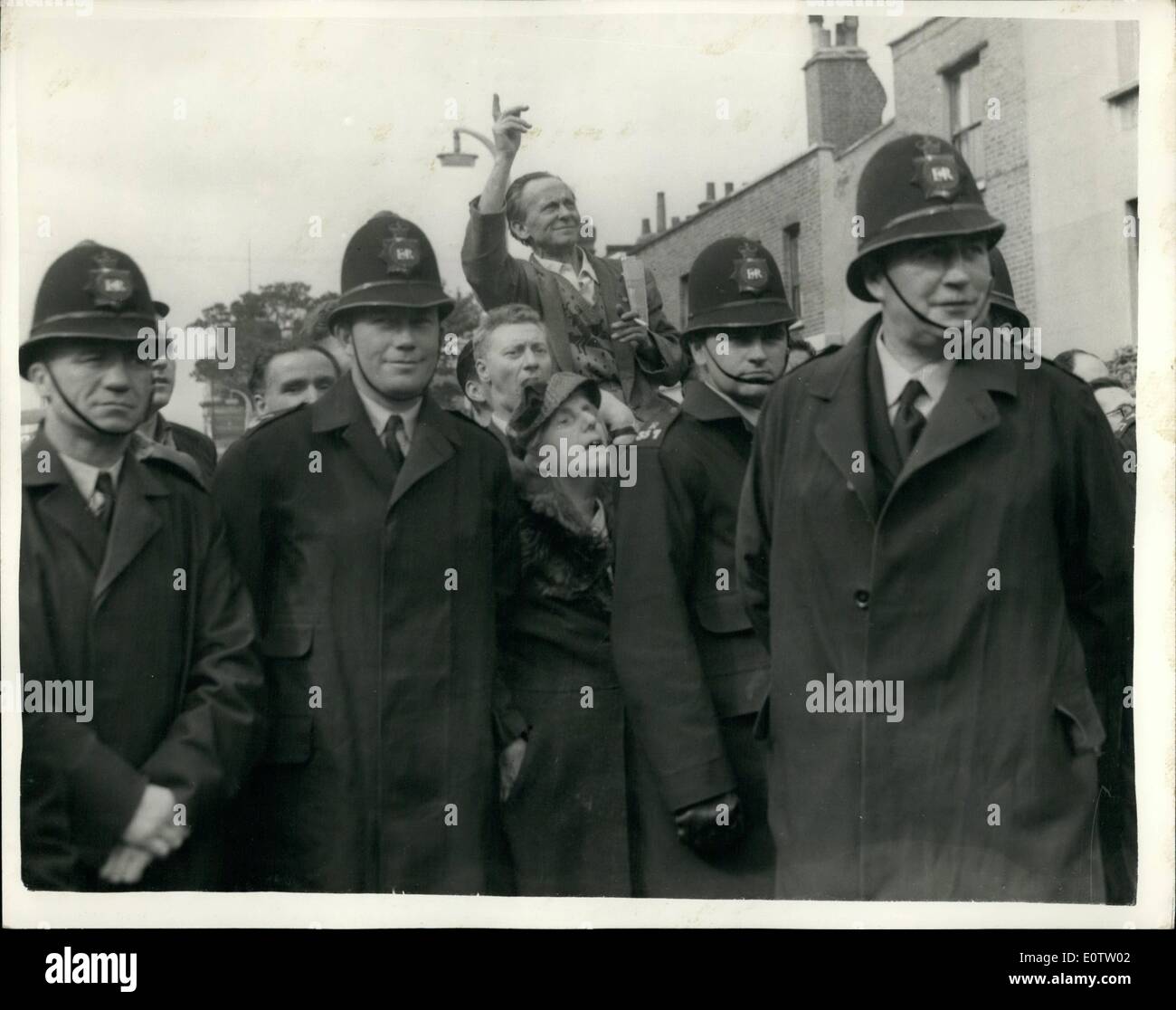 Sept. 09, 1960 - Miete Rebellen Evicted von St. Pancras Wohnungen: Miete Rebellen Don Koch des Kennistoun House und Arthur Rowe von Silverdale House - wurden heute Morgen vertrieben. Sie hatte sie - selbst in einen Monat lang verbarrikadiert. Steinen - Flaschen - Eiern usw. dienten als Waffen von Anhängern der Rebellen. Foto zeigt Arthur Rowe wird von Kollegen geleitet, nachdem er heute Morgen von Silverdale House vertrieben hat. Stockfoto