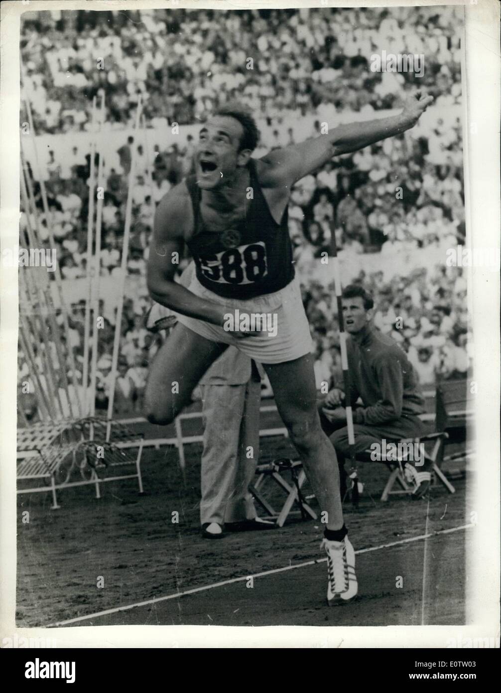 Sept 09 1960 Olympische Spiele In Rom Russland Gewinnt Speerwurf Finale Das Foto Zeigt V Cybulenko Russlands Gewinnen Die Manner Javelin Finale In Rom Heute Mit Einem Abstand Von 277 Ft 8 5 8 Ins Stockfotografie Alamy