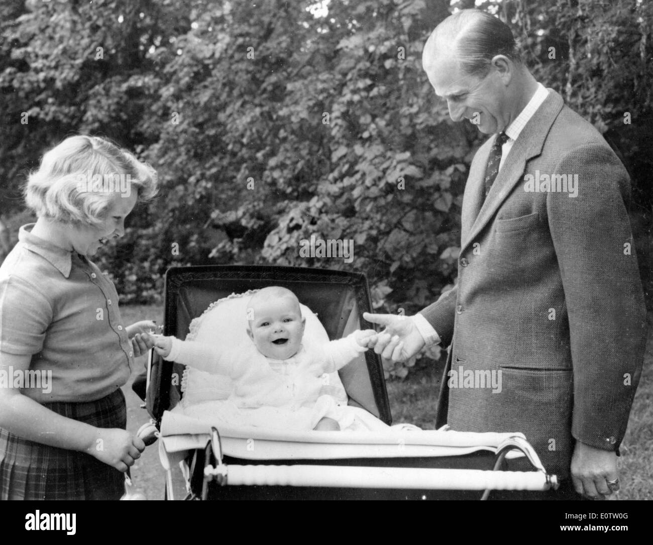 Prinz Philip mit Prinzessin Anne und Prinz Andrew Stockfoto