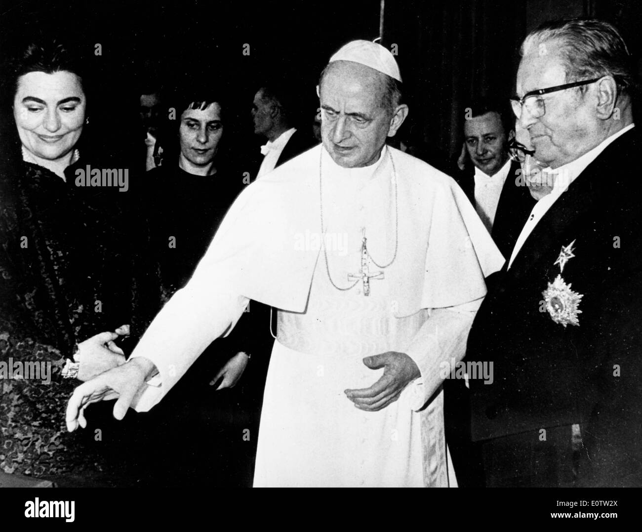 Papst Paul Vl zu Fuß durch eine Menge von Menschen Stockfoto