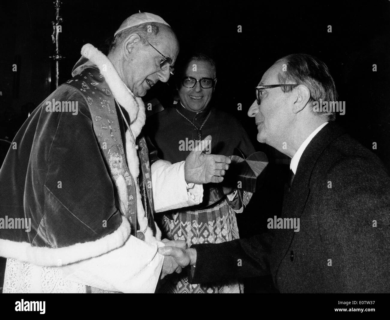 Papst Paul Vl grüßt ein Gemeindemitglied Stockfoto