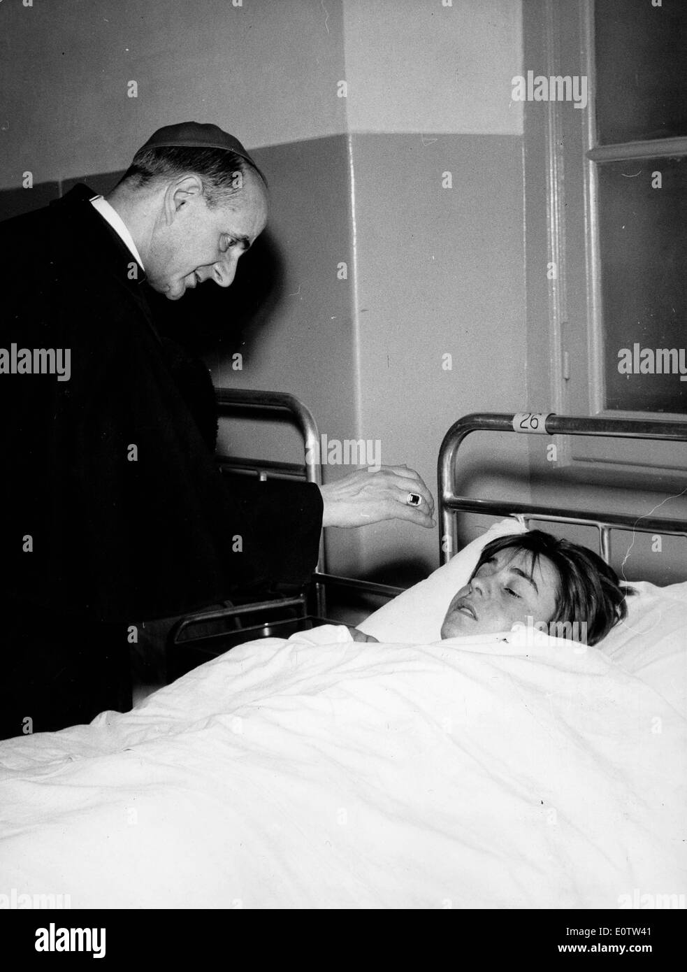 Papst Paul Vl Segen ein Kind im Krankenhaus Stockfoto