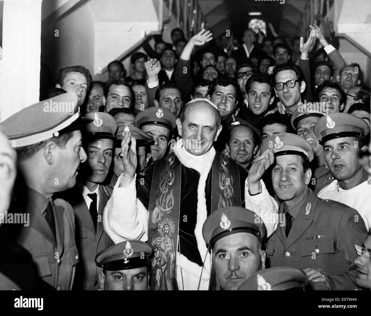 Papst Paul Vl umgeben von Soldaten Stockfoto