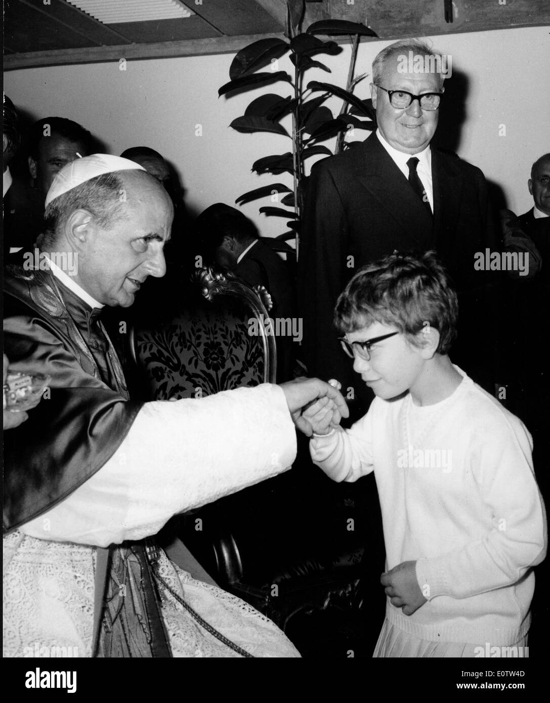 Papst Paul Vl Segen einen kleiner Junge Stockfoto