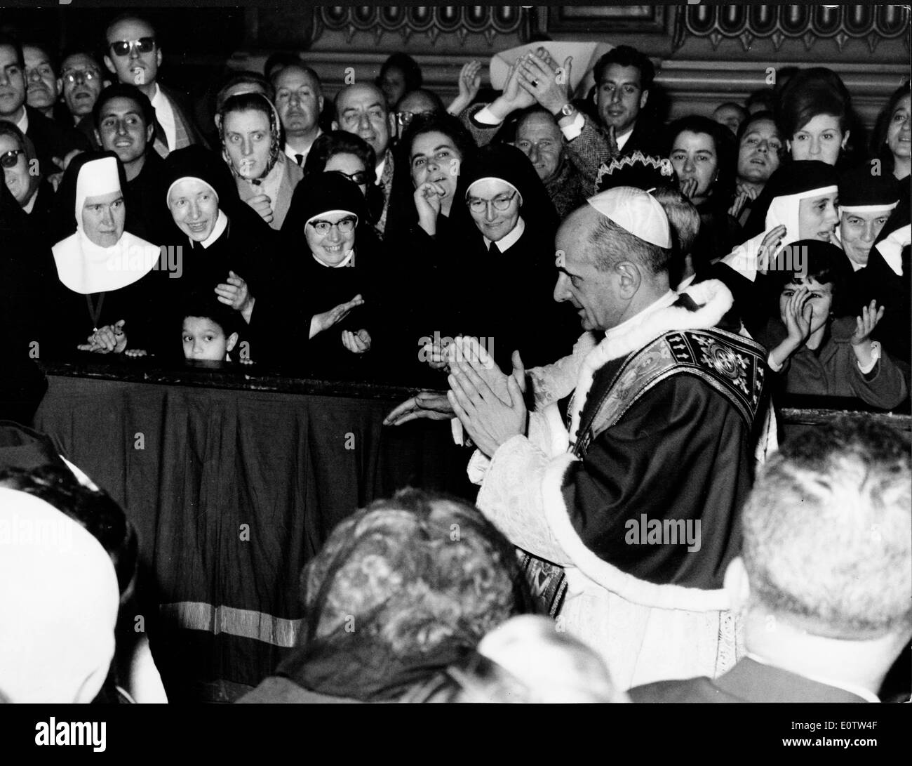 Papst Paul Vl zu Fuß durch eine Gruppe von Nonnen Stockfoto