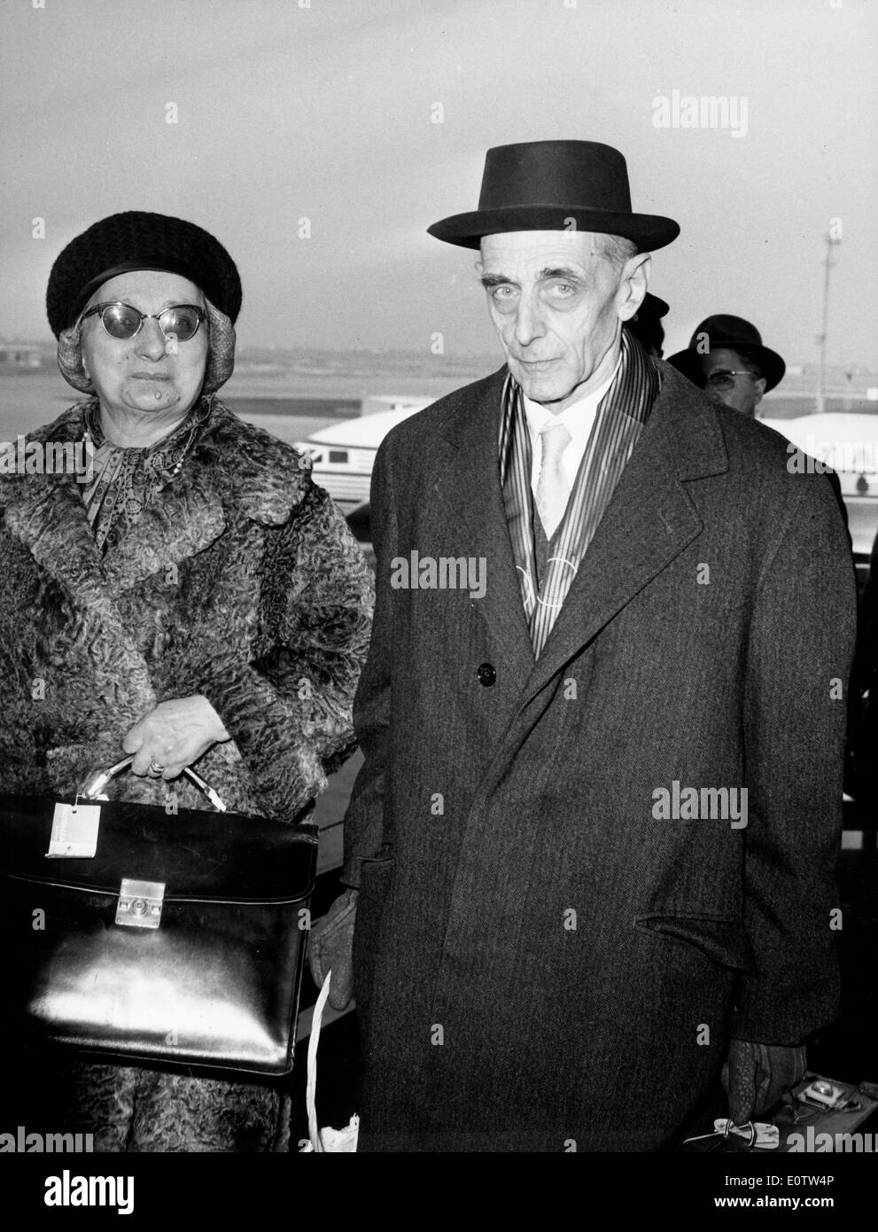 Papst Paul Vl am Flughafen mit einer Frau Stockfoto