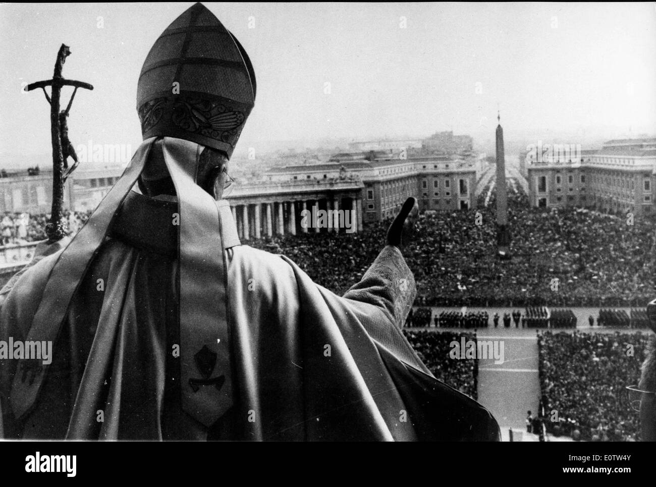 Papst Paul Vl grüßt Masse vom Vatikan Balkon Stockfoto