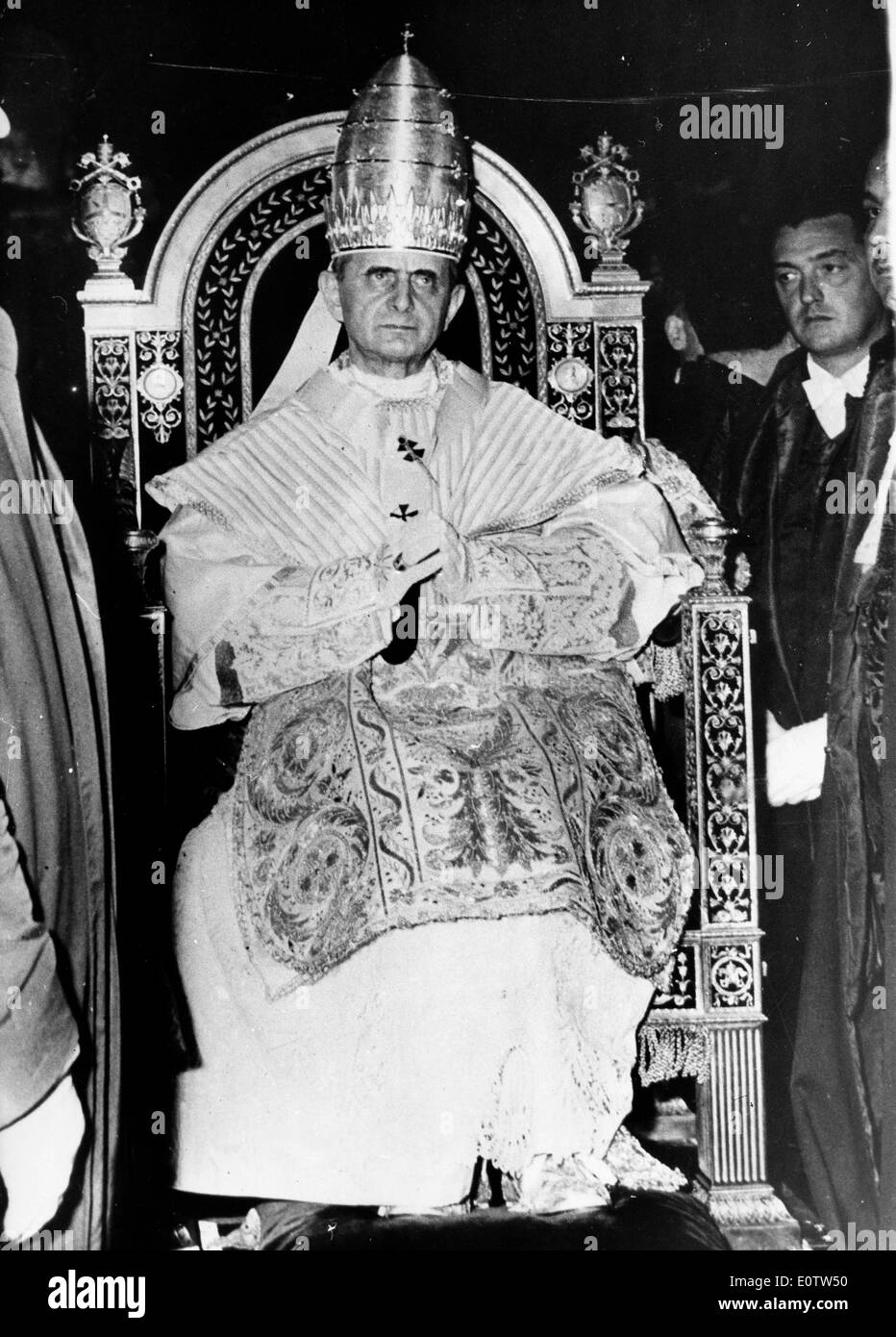 Papst Paul Vl sitzt auf einem Thron, die tragen der bischöflichen Mitra Stockfoto