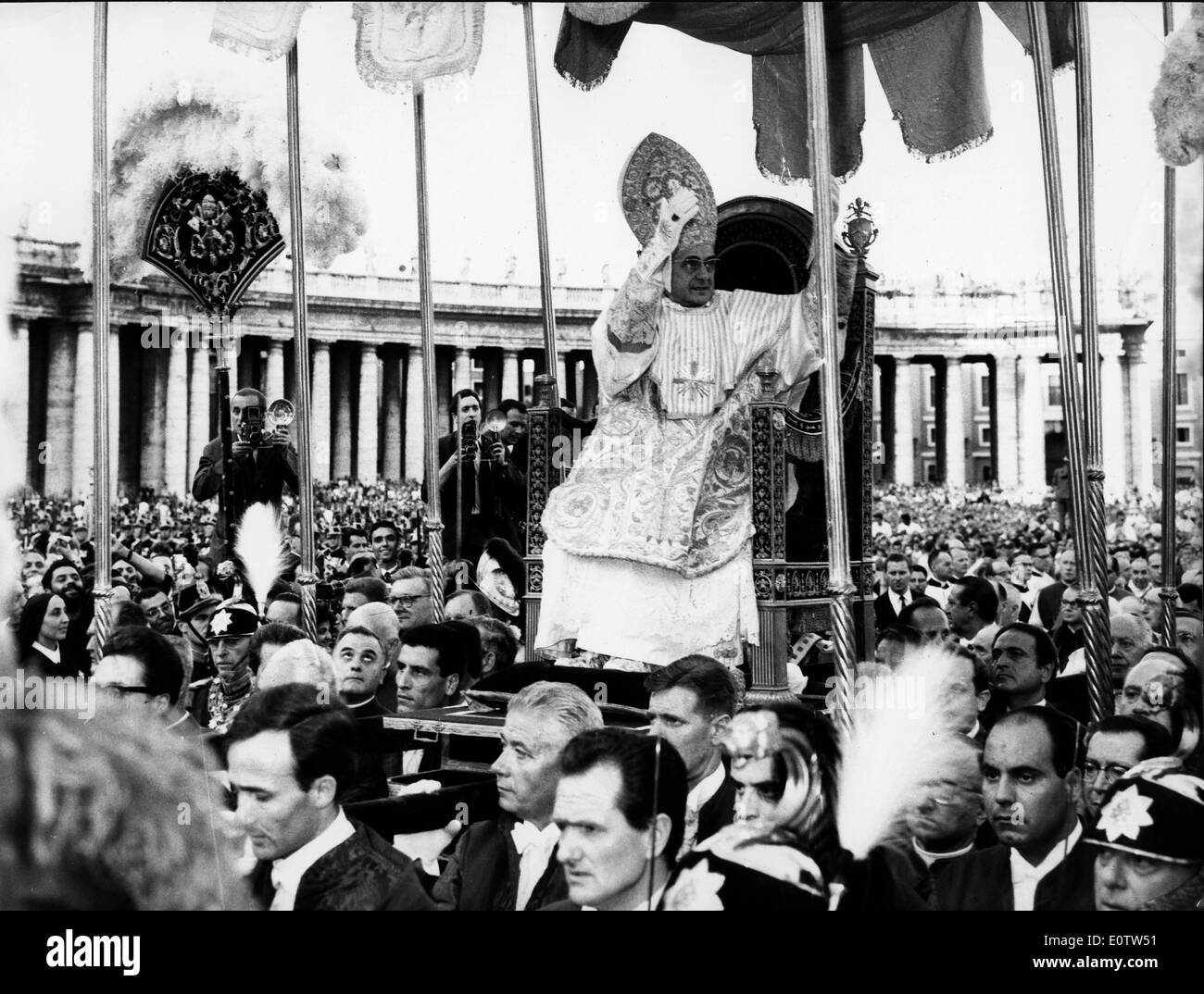 Papst Paul Vl mit der bischöflichen Mitra während einer parade Stockfoto