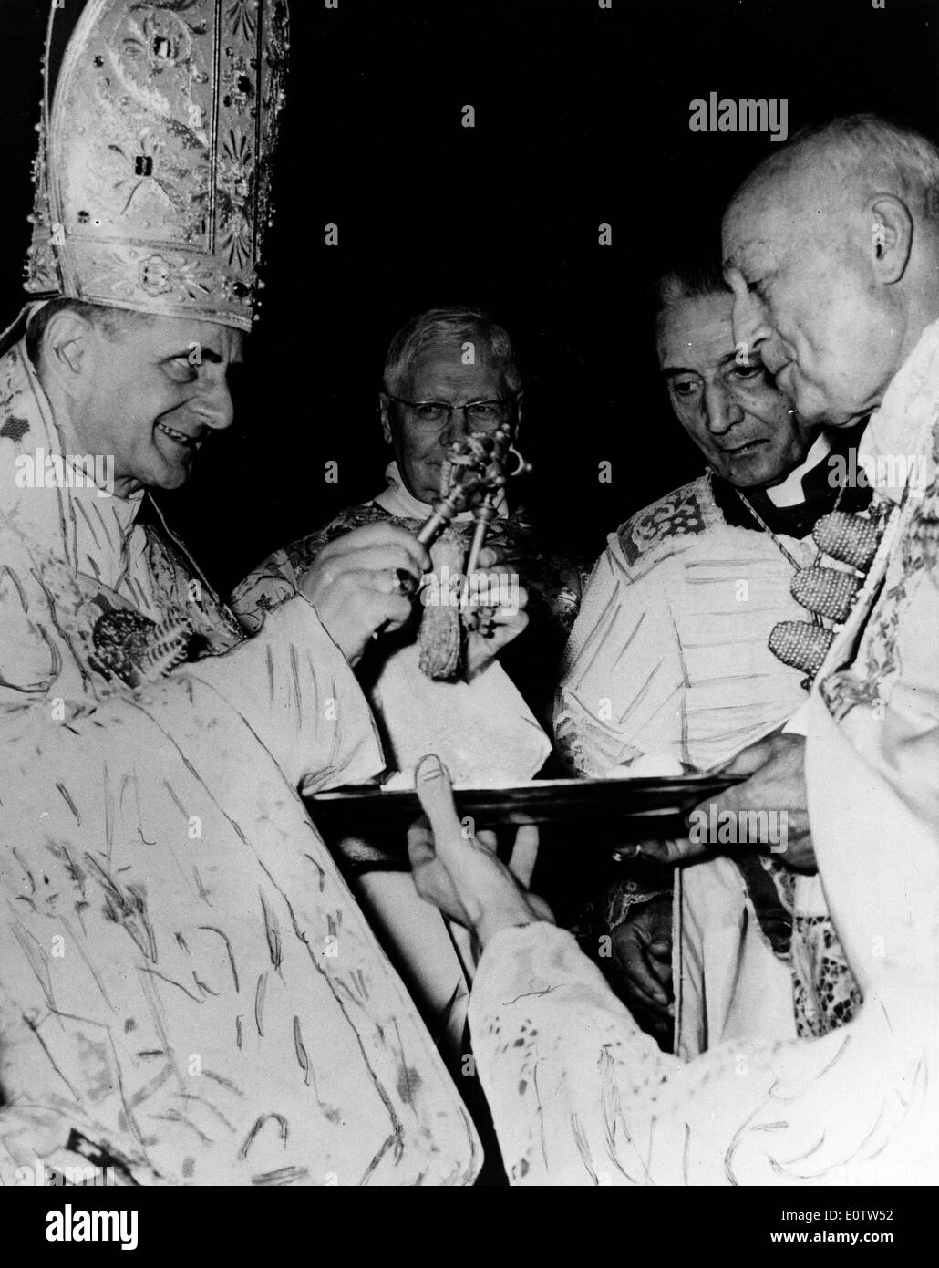 Papst Paul Vl trägt die Mitra Hut während eines Gottesdienstes Stockfoto