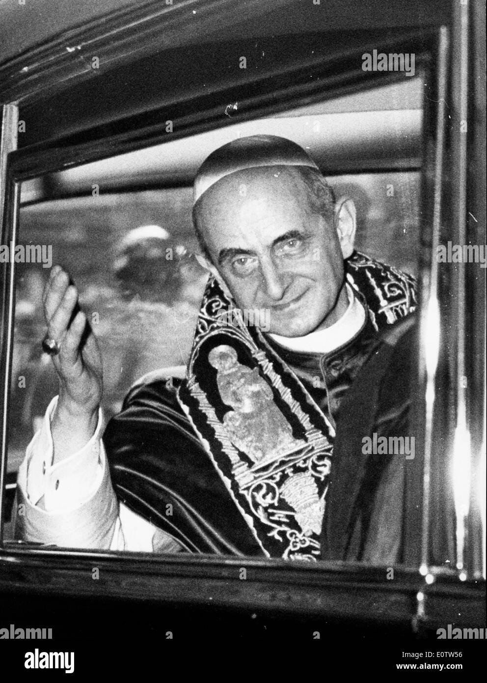Papst Paul Vl winken aus seinem Auto Stockfoto