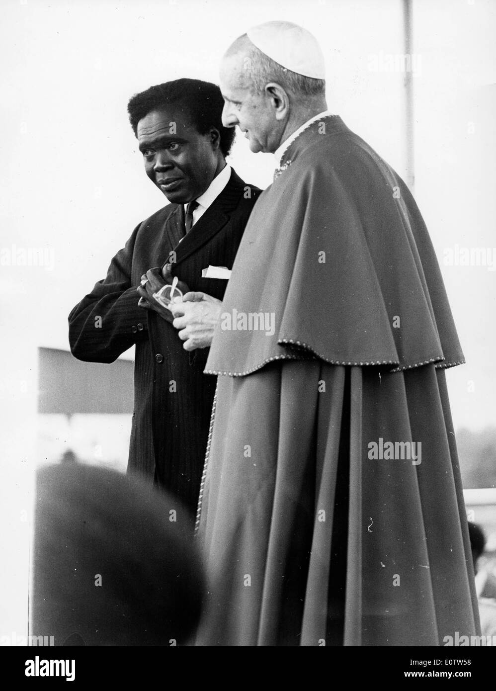 Papst Paul Vl wird von Präsident Milton Obote begrüßt. Stockfoto