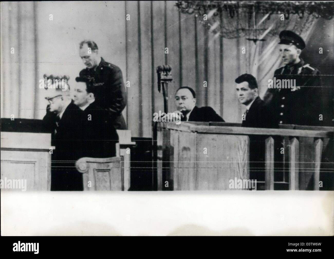 8. August 1960 - der Prozess gegen den US-Pilot Francis G. Power in Moskau: an diesem Morgen, 17. August um 10:00 Moskau Zeit begann der Prozess gegen die amerikanische u-2 Piloten, die am 1. Mai in der Nähe von Swerdlowsk, Francis G. Powers abgeschossen wurde. Das Gericht fand in der Säulenhalle des Moskau-Gewerkschaftshaus statt. Foto zeigt auf der linken Seite im Vordergrund mit Brille die sowjetischen Verteidiger von Power Michail Griniow. Zweiter von rechts der Angeklagten Francis G. Powers. Stockfoto