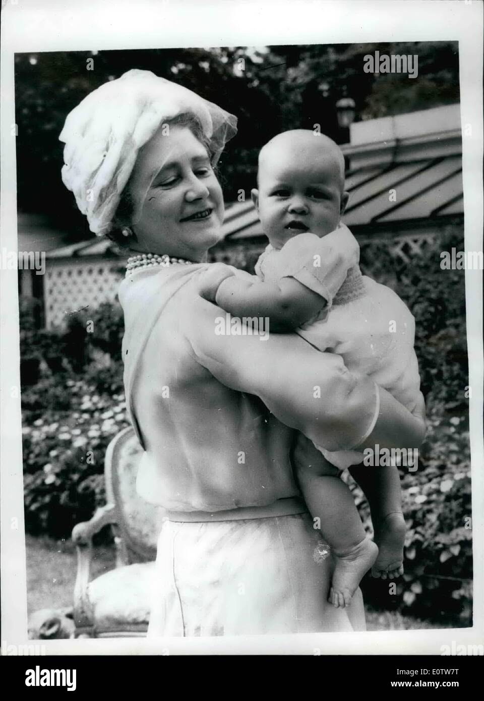 8. August 1960 - feiert The Queen Mother ihren 60. Geburtstag; Queen Elizabeth, die Königinmutter feierte ihren 60. Geburtstag heute und unter ihren vielen Besuchern ihre Enkel, Prinz Charles, Prinzessin Anne und Prinz Andrew Baby waren. Foto zeigt die Königinmutter posiert für die Kamera mit ihren jüngsten Enkel Prinz Andrew auf dem Gelände des Clarence House heute. Stockfoto