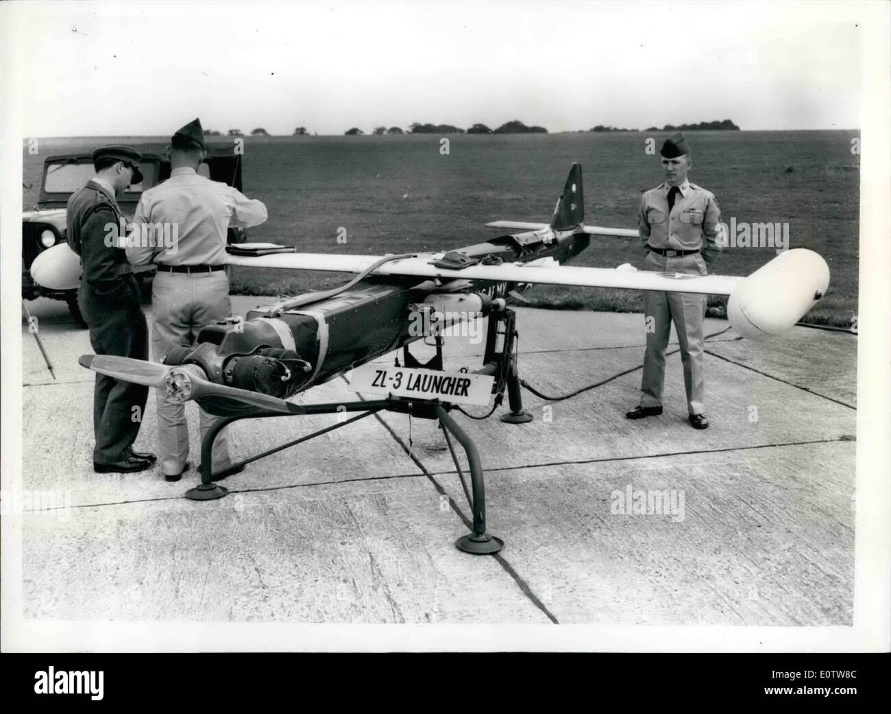 8. August 1960 - US-anzeigen für die Heereshochschule, Camberley, bei R.A.F-Station, Odihamn: Die Vereinigten Staaten 7. Armee in Deutschland heute setzen einen ausgestellten Geräte und Techniken für die Fortbildungsakademie, Camberley, Haltestelle R.A.F Krönungsfeierlichkeiten. Foto zeigt View der Überwachung Drohne (SD01), ein radio0controlled single Propeller hohe Wing-Eindecker, Pil Teless Flugzeug entworfen, um Foto-Ausrüstung am heutigen Display zu transportieren. Die Drohne wird durch Jato über eine Null Länge-Trägerrakete gestartet. Beobachtung der erfolgt entweder visuell oder durch das Tracking und Plotten Radarsystem. Stockfoto