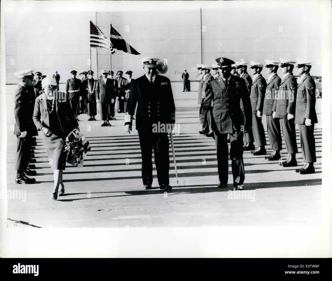 8. August 1960 - sogar Könige müssen '' Toe-The-Line''.: über den letzten Besuch in Grönland des Königs und Königin von Dänemark und ihre Tochter Prinzessin Margarethe - die königliche Partei mussten gesehen, Suche den Boden um die Kreide zu finden für die Galavorstellung am Thule Base stehen Ihnen. Die königlichen Namen - mit nur einem '' K'' für den König hatte an der entsprechenden Stelle angekreidet. Foto zeigt König Fredrick und Königin Ingrid suchen den Boden für ihre Spots stehen - bei der Ankunft auf der Thule Base in Grönland. Stockfoto