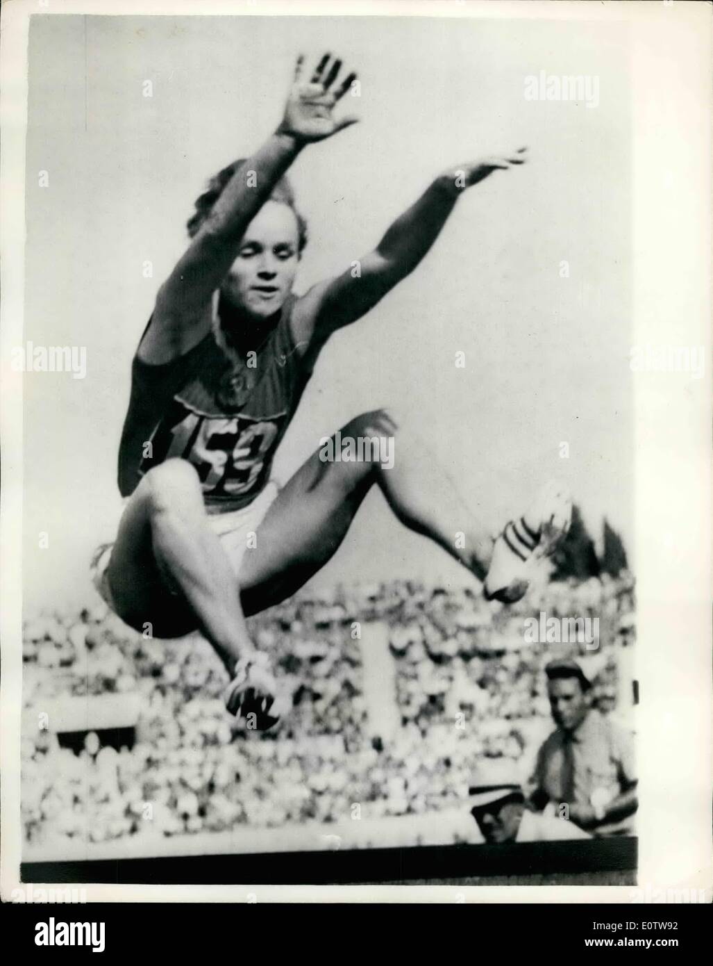 8. August 1960 - Olympische Spiele In Rom, Russin gewinnt Weitsprung mit neuen Rekord; V. Krepkina Russlands legen Sie einen neuen Olympischen Rekord heute beim Weitsprung der Frauen mit einem Sprung von 6,37 m (ca. 20 ft. 10 1/2 ins), gewann in Rom heute. Foto zeigt V. Krepkina Russlands bei der rekordverdächtigen Sprung in Rom heute. Stockfoto